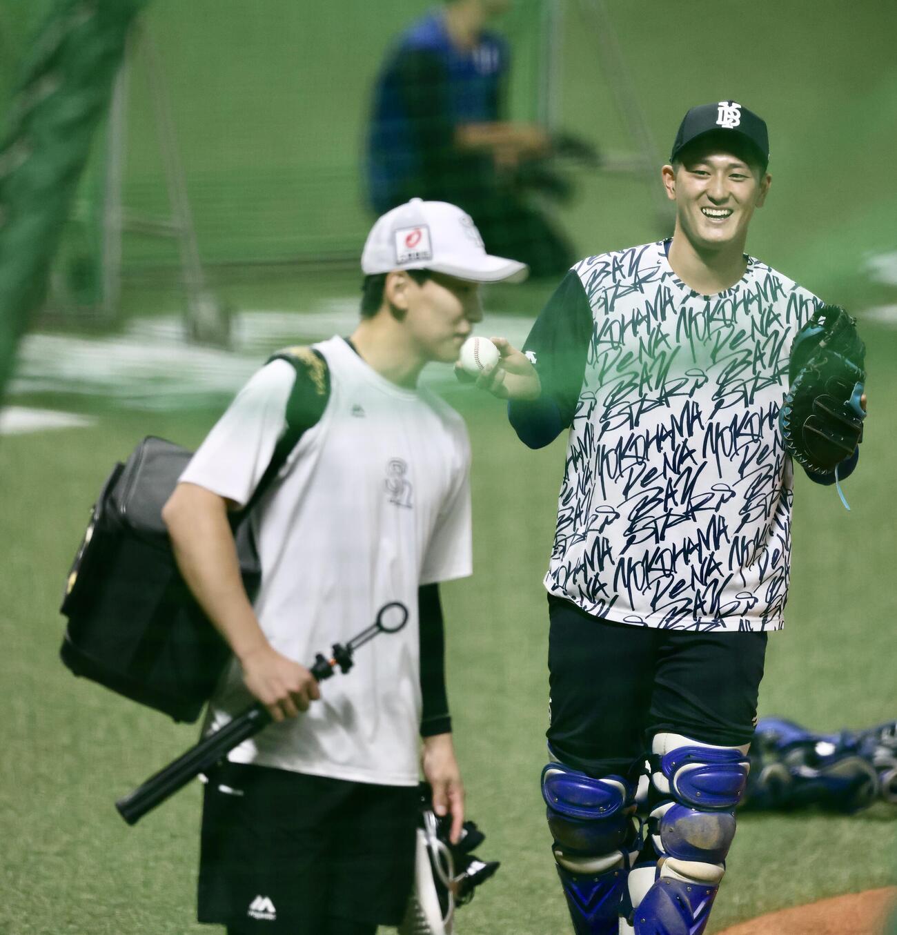 ソフトバンク対DeNA　試合前、ソフトバンク前田悠伍（左）と言葉を交わすDeNA松尾汐恩（撮影・河田真司）