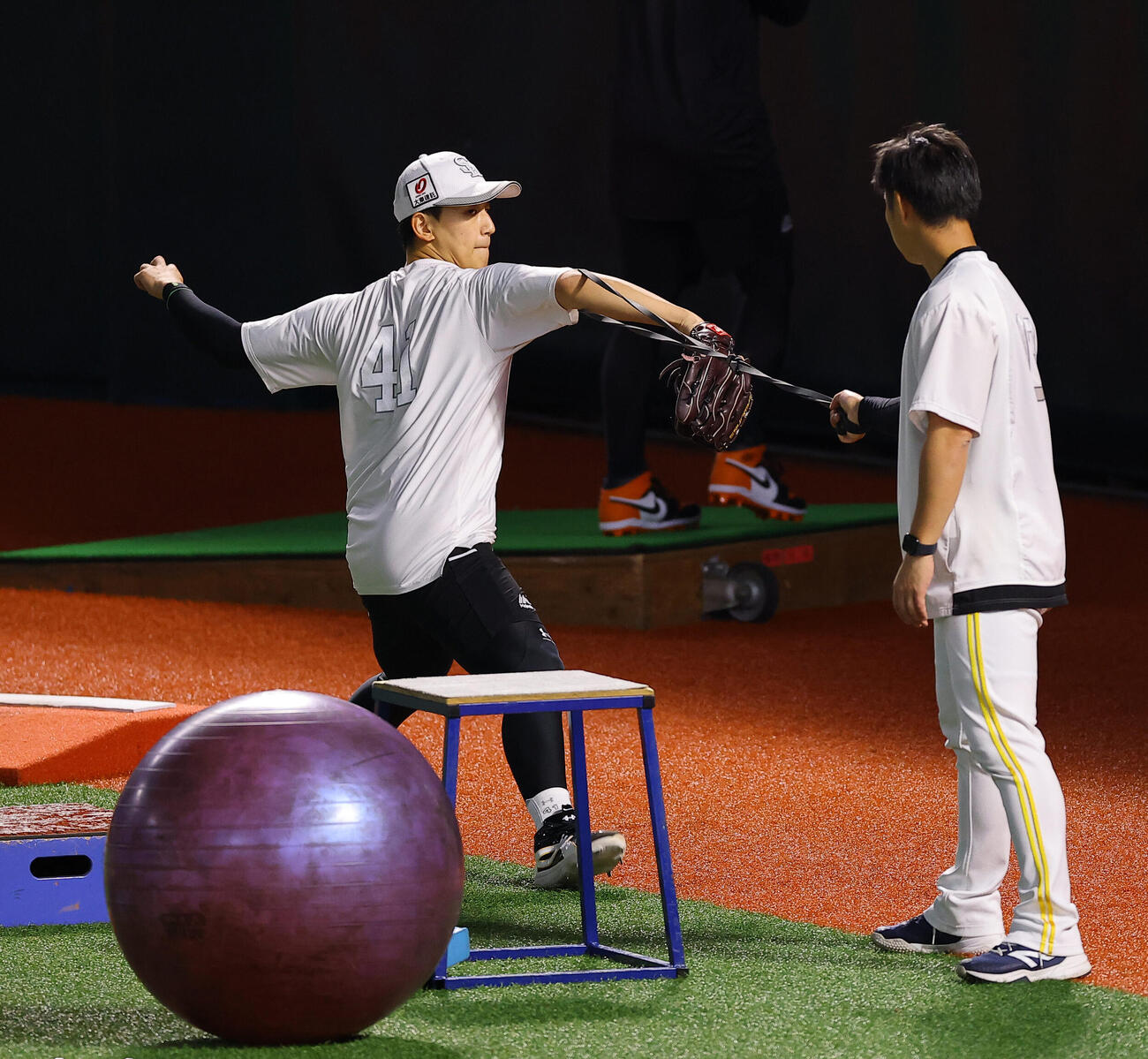 ソフトバンク対DeNA　ゴムを使ってフォームを確認する前田悠伍（撮影・上田博志）