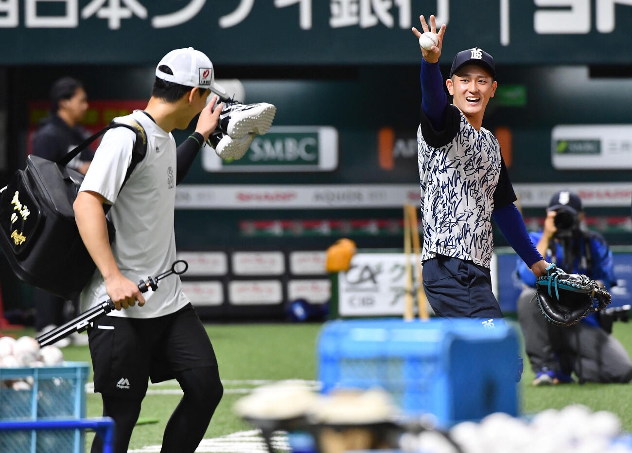 ソフトバンク対DeNA　試合前、ソフトバンク前田悠伍（左）と言葉を交わし、笑顔で手を振るDeNA松尾汐恩（撮影・岩下翔太）