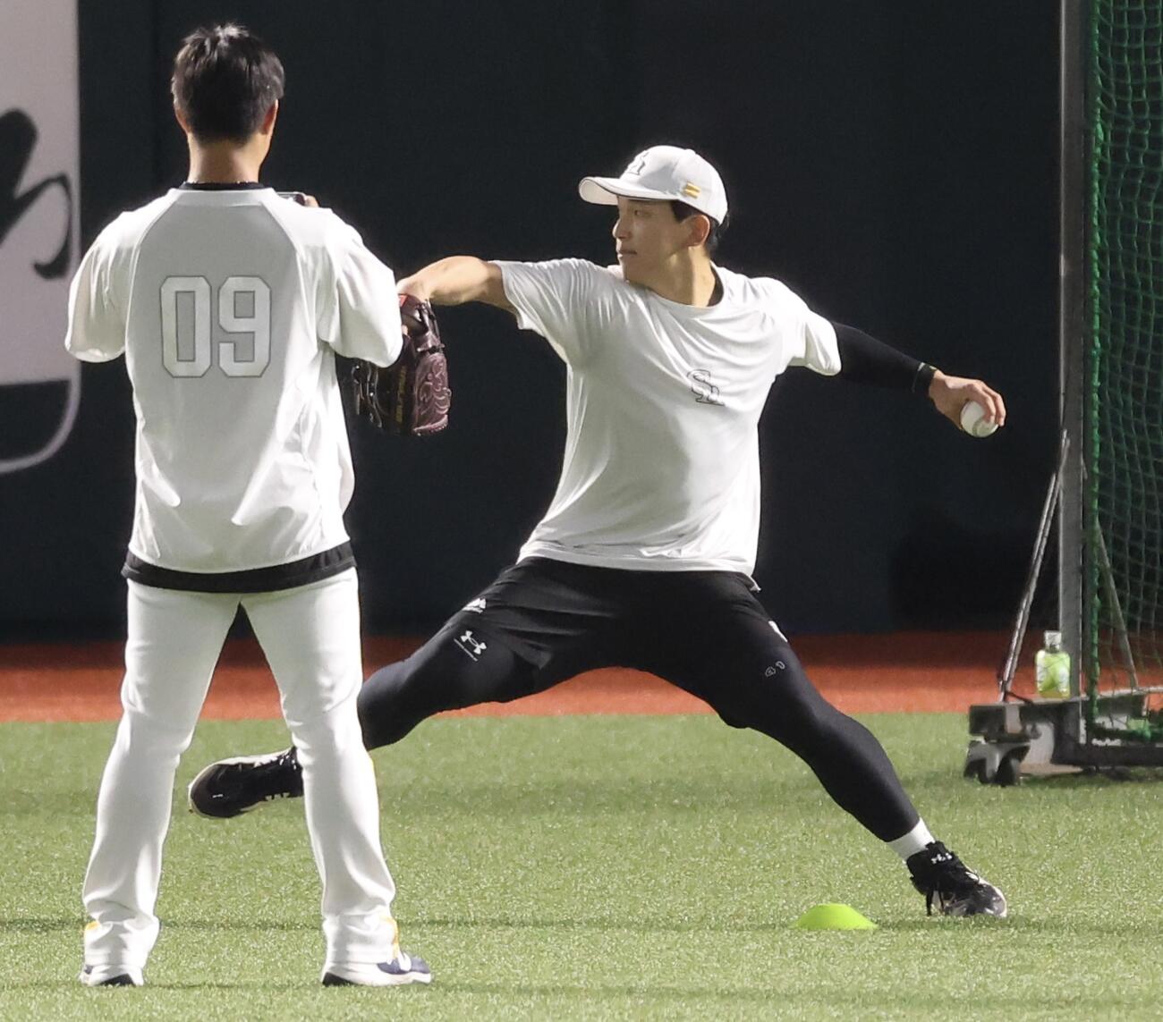ソフトバンク対DeNA　試合前、キャッチボールするソフトバンク前田悠伍（撮影・河田真司）