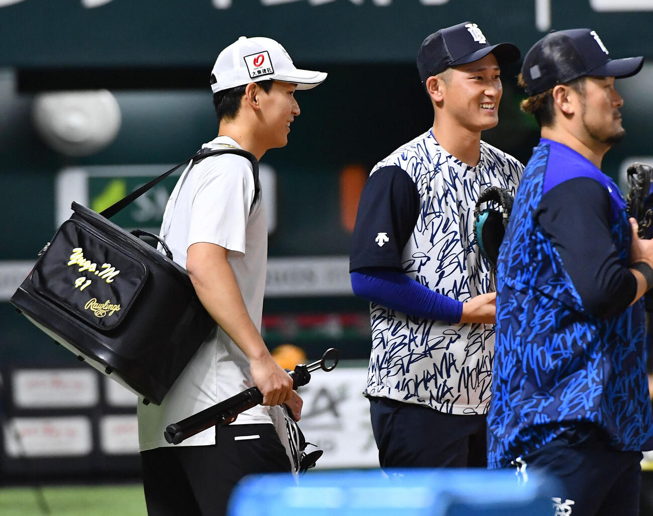 ソフトバンク対DeNA　試合前、ソフトバンク前田悠伍（左）と談笑するDeNA松尾汐恩（撮影・岩下翔太）