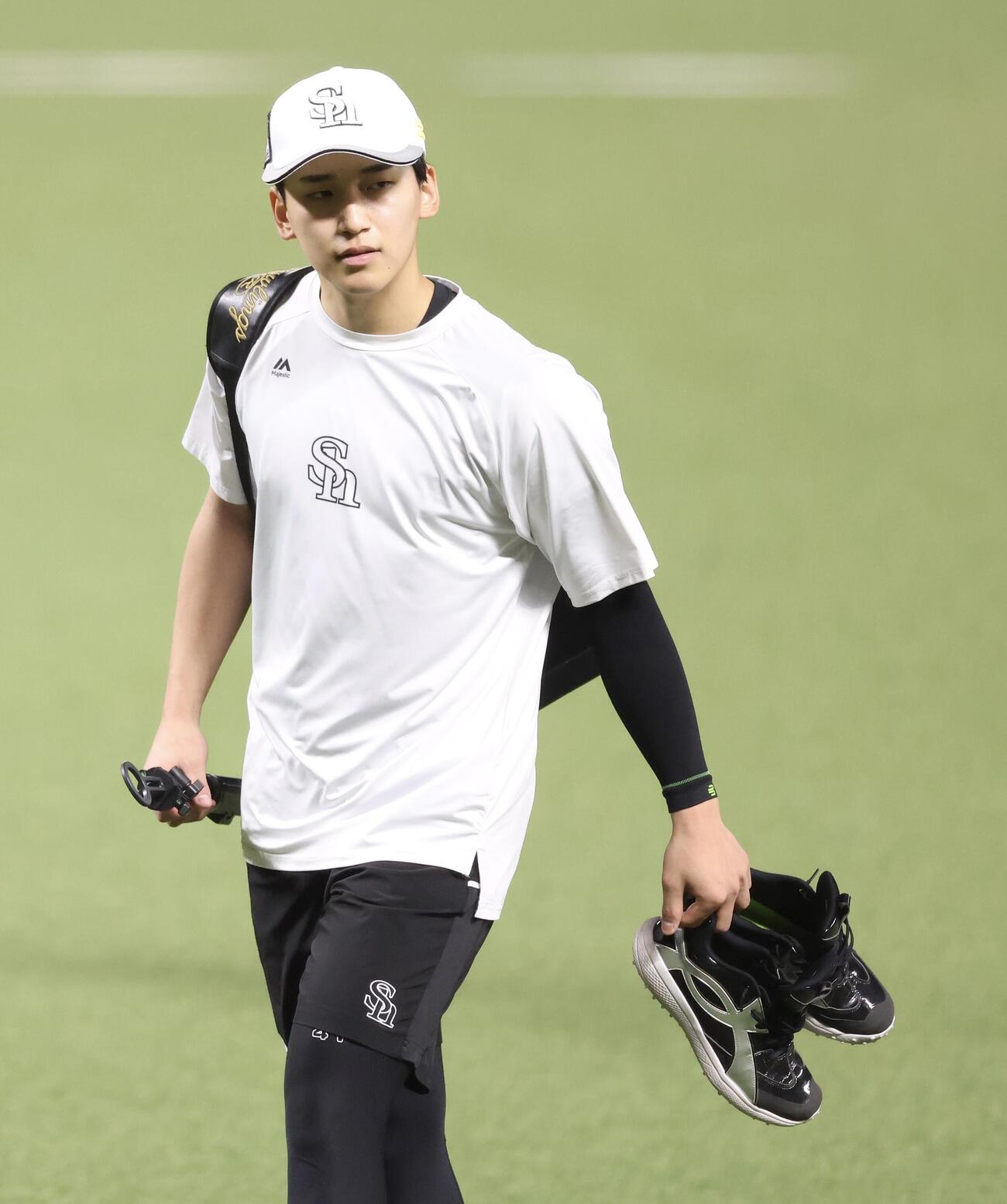 ソフトバンク対DeNA　試合前、練習を終え移動するソフトバンク前田悠伍（撮影・河田真司）