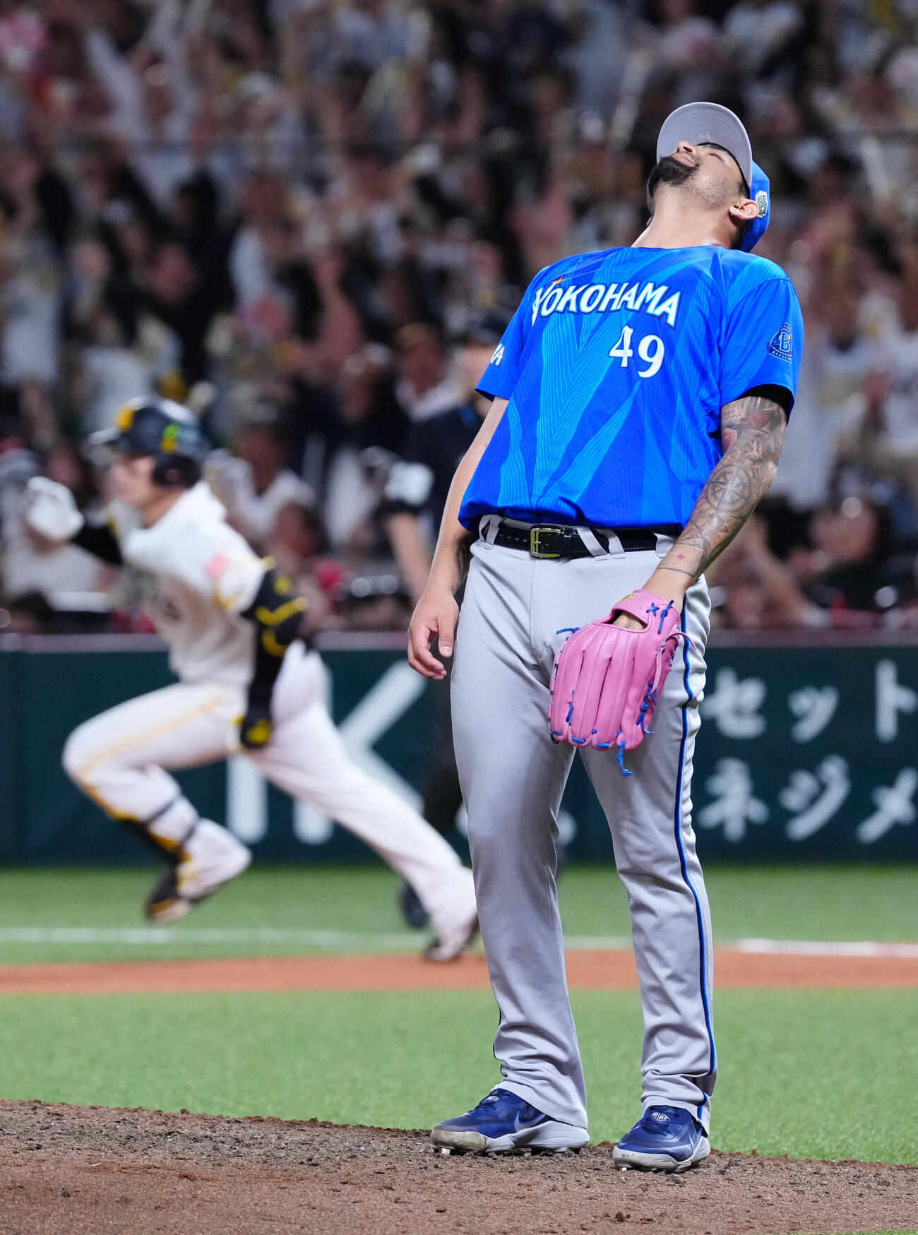 ソフトバンク対DeNA 10回裏ソフトバンク1死、正木智也（後方）にサヨナラ本塁打を浴びたホセ・ルイーズ（撮影・江口和貴）