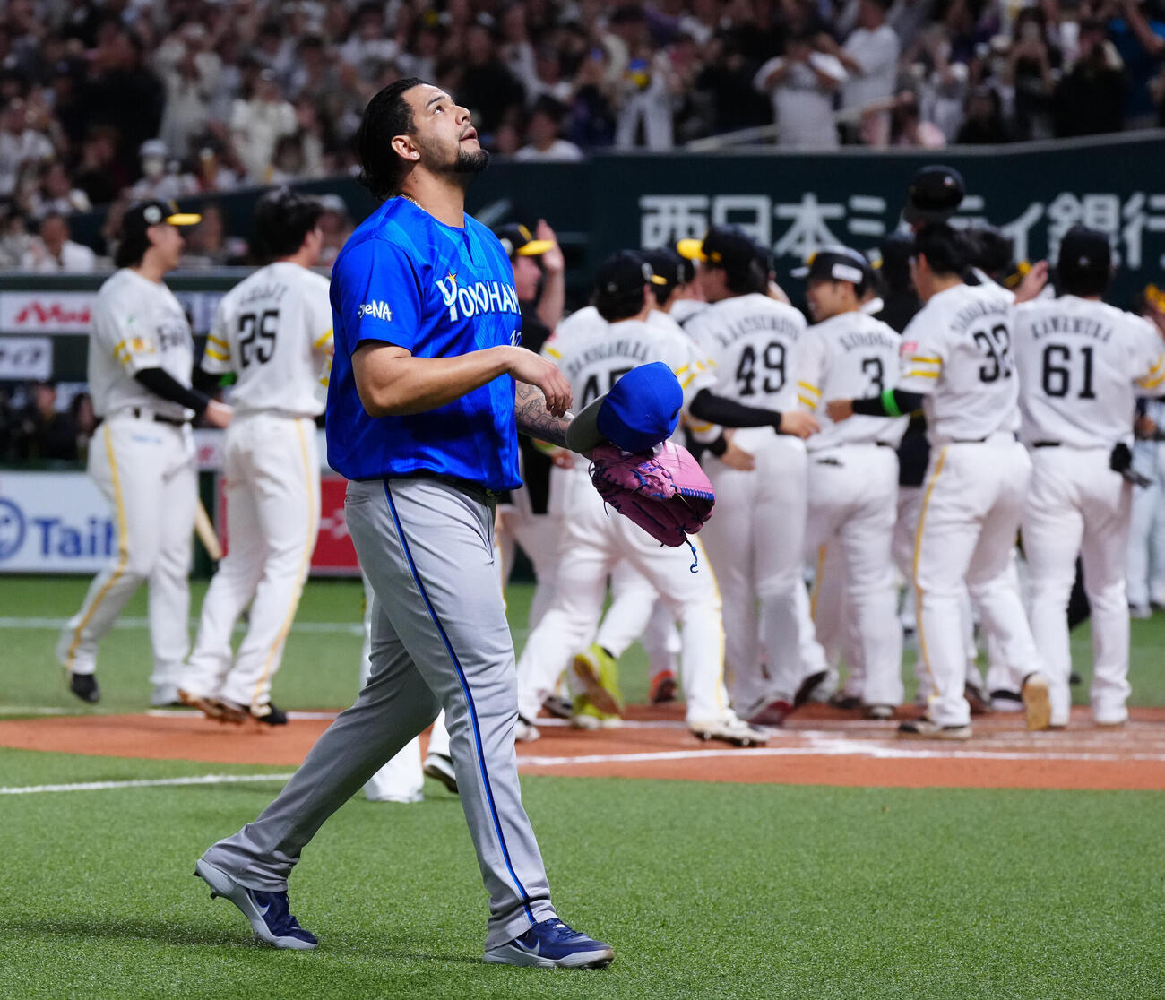 ソフトバンク対DeNA 10回裏ソフトバンク1死、正木智也にサヨナラ本塁打を浴び、ベンチに引き揚げるホセ・ルイーズ（撮影・江口和貴）