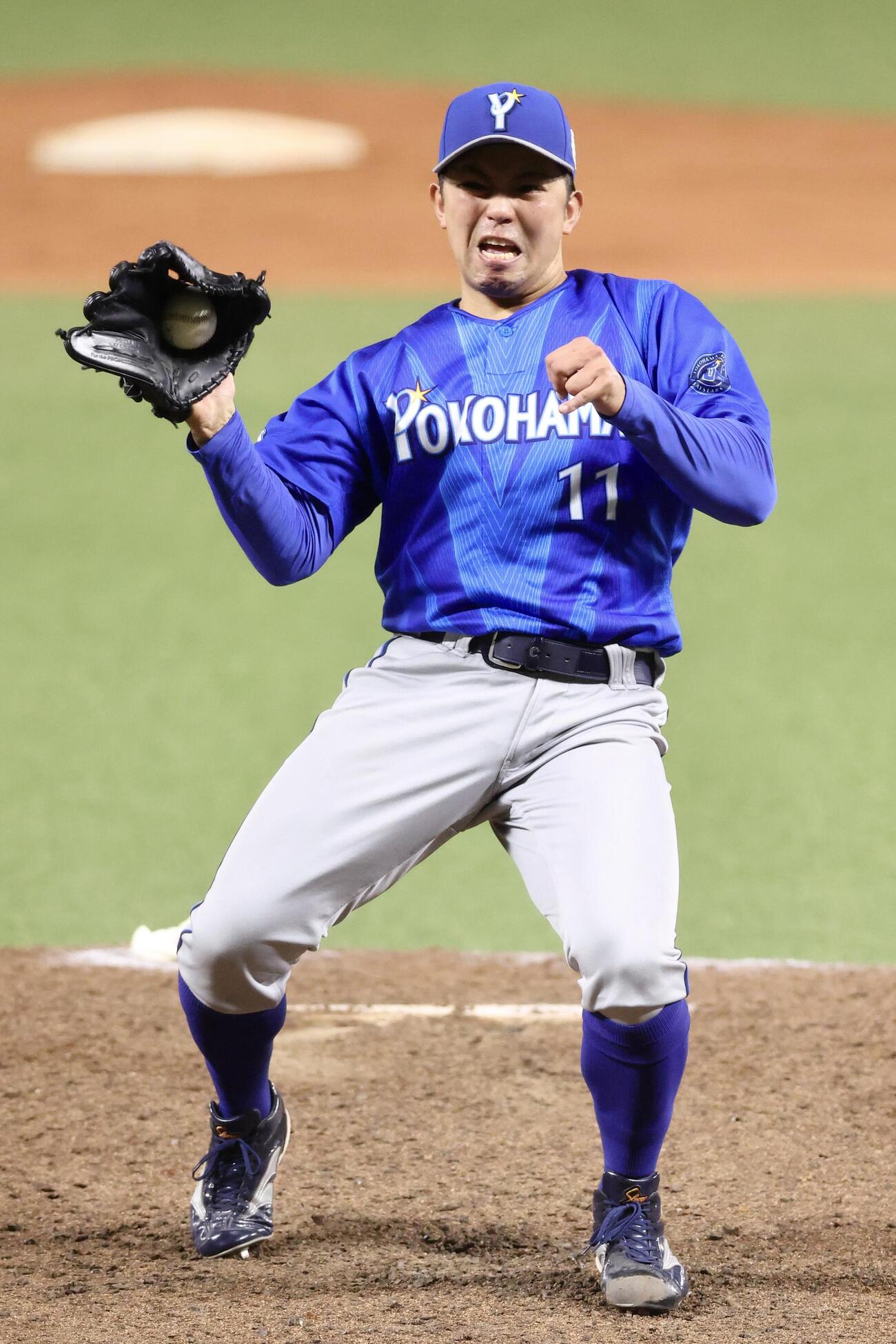 ソフトバンク対DeNA 7回裏ソフトバンク1死一塁、山本祐大を投直併殺に仕留めた東克樹（撮影・河田真司）