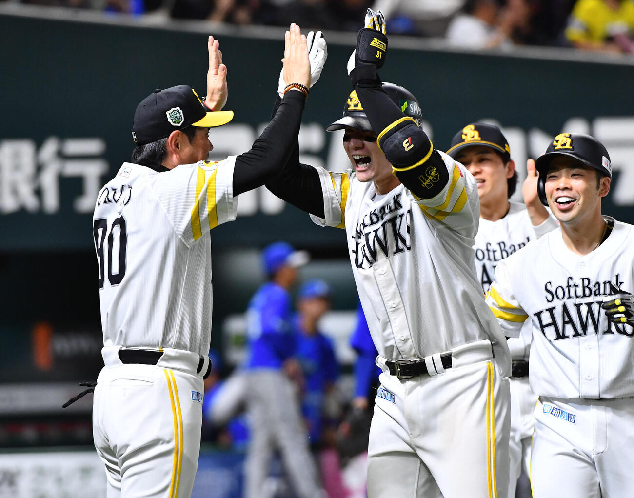 ソフトバンク対DeNA 10回裏ソフトバンク1死、サヨナラ本塁打を放ち、小久保裕紀監督（左）と笑顔でハイタッチする正木智也（撮影・岩下翔太）