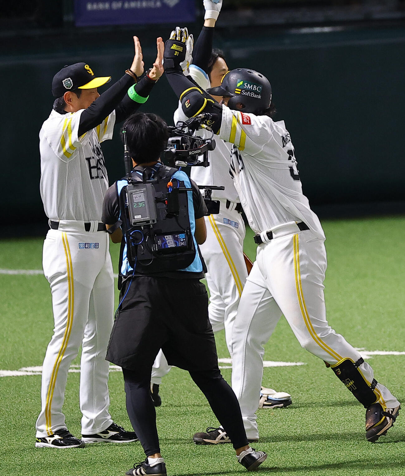 ソフトバンク対DeNA 10回裏ソフトバンク1死、サヨナラ本塁打を放った正木智也（右）は小久保裕紀監督とハイタッチをする（撮影・上田博志）