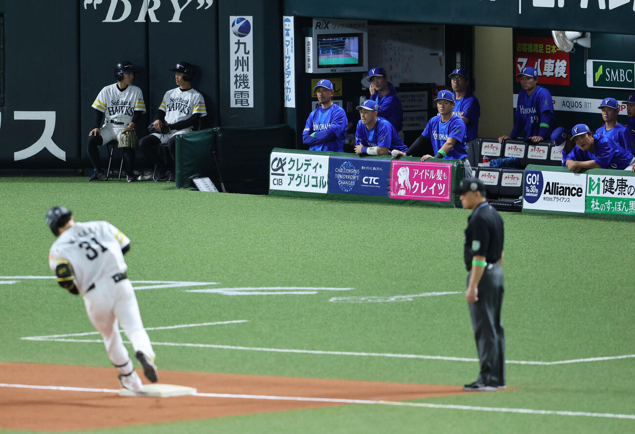 ソフトバンク対DeNA 10回裏ソフトバンク1死、正木智也に左越えサヨナラ本塁打を浴びガックリのDeNAナイン撮影・梅根麻紀）