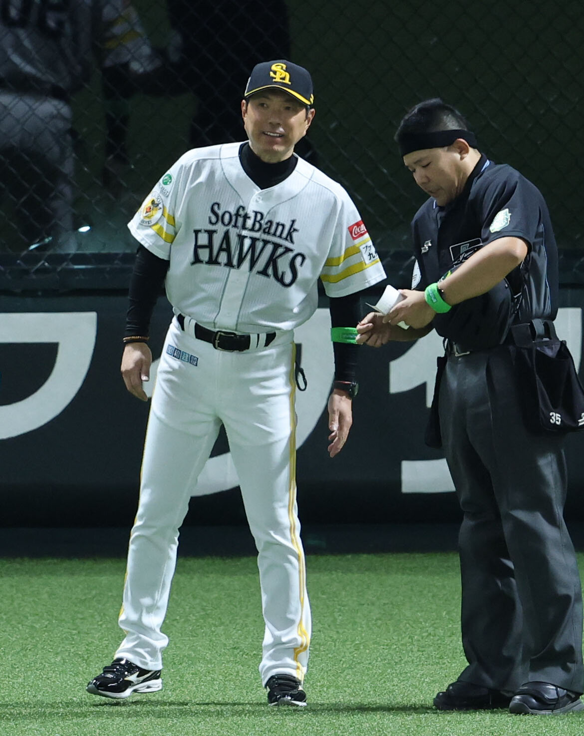 ソフトバンク対DeNA　審判に選手交代を告げるソフトバンク小久保裕紀監督（撮影・梅根麻紀）