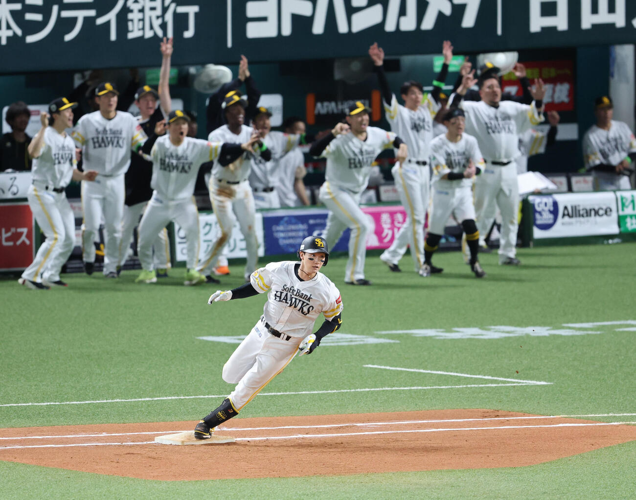ソフトバンク対DeNA 10回裏ソフトバンク1死、正木智也は左越えにサヨナラとなる本塁打を放つ（撮影・梅根麻紀）