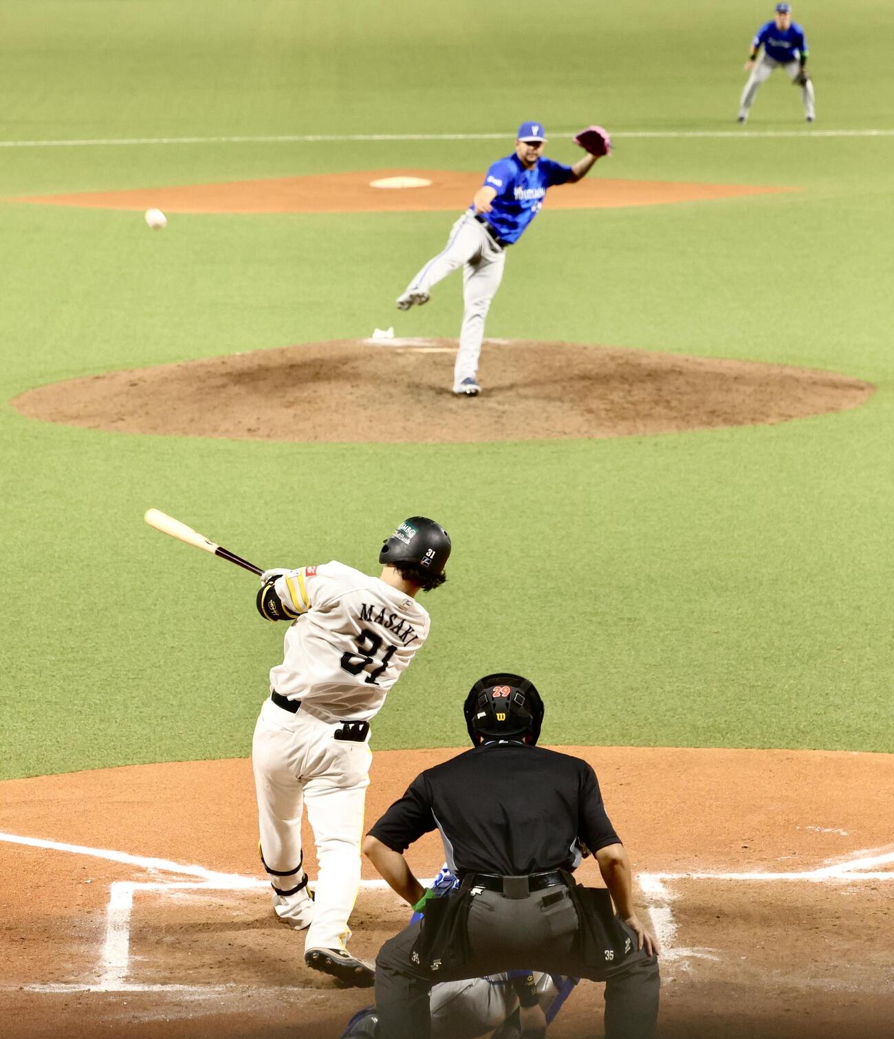 ソフトバンク対DeNA 10回裏ソフトバンク1死、サヨナラ本塁打を放つ正木智也。投手ルイーズ（撮影・河田真司）