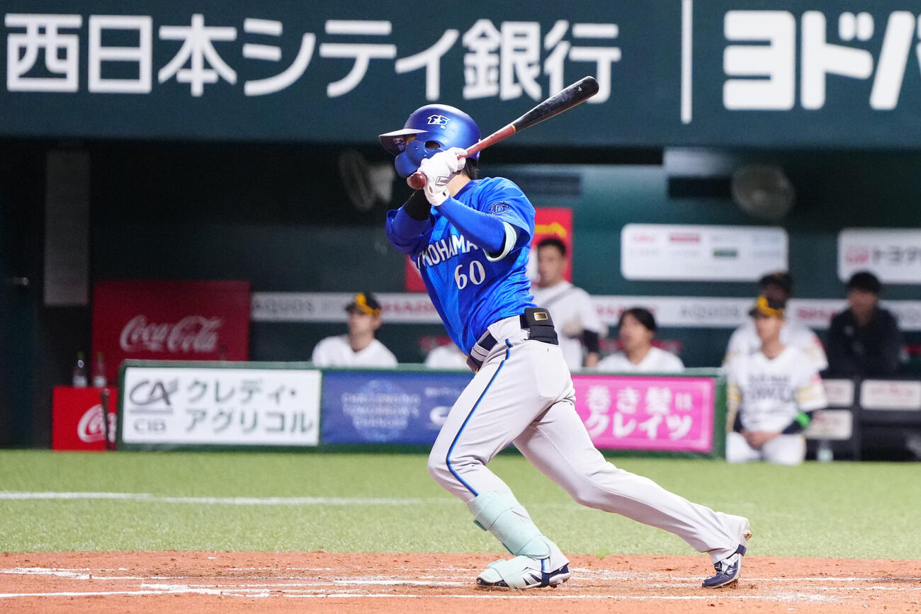 ソフトバンク対DeNA 3回表DeNA無死、中前打を放つ古市尊（撮影・江口和貴）