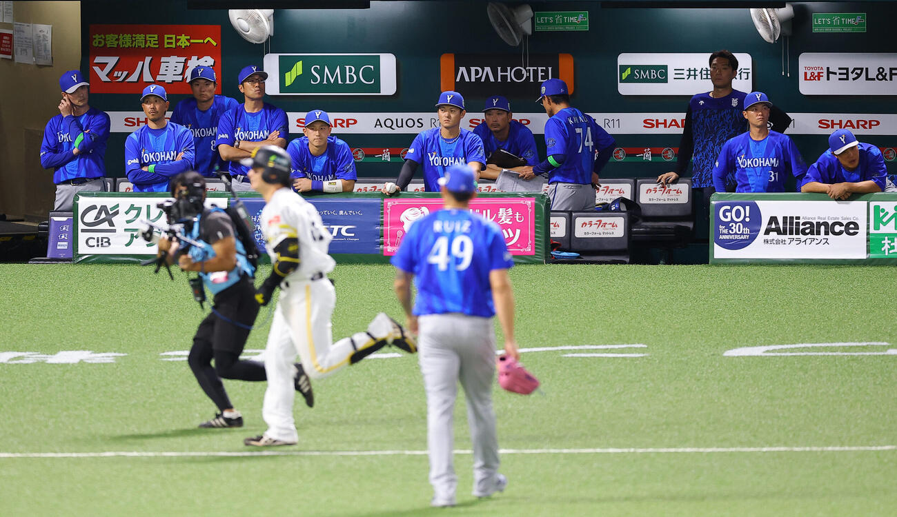 ソフトバンク対DeNA 10回裏ソフトバンク1死、正木智也のサヨナラ本塁打で厳しい表情を見せる相川亮二監督（左から4人目）とDeNAナイン（撮影・上田博志）