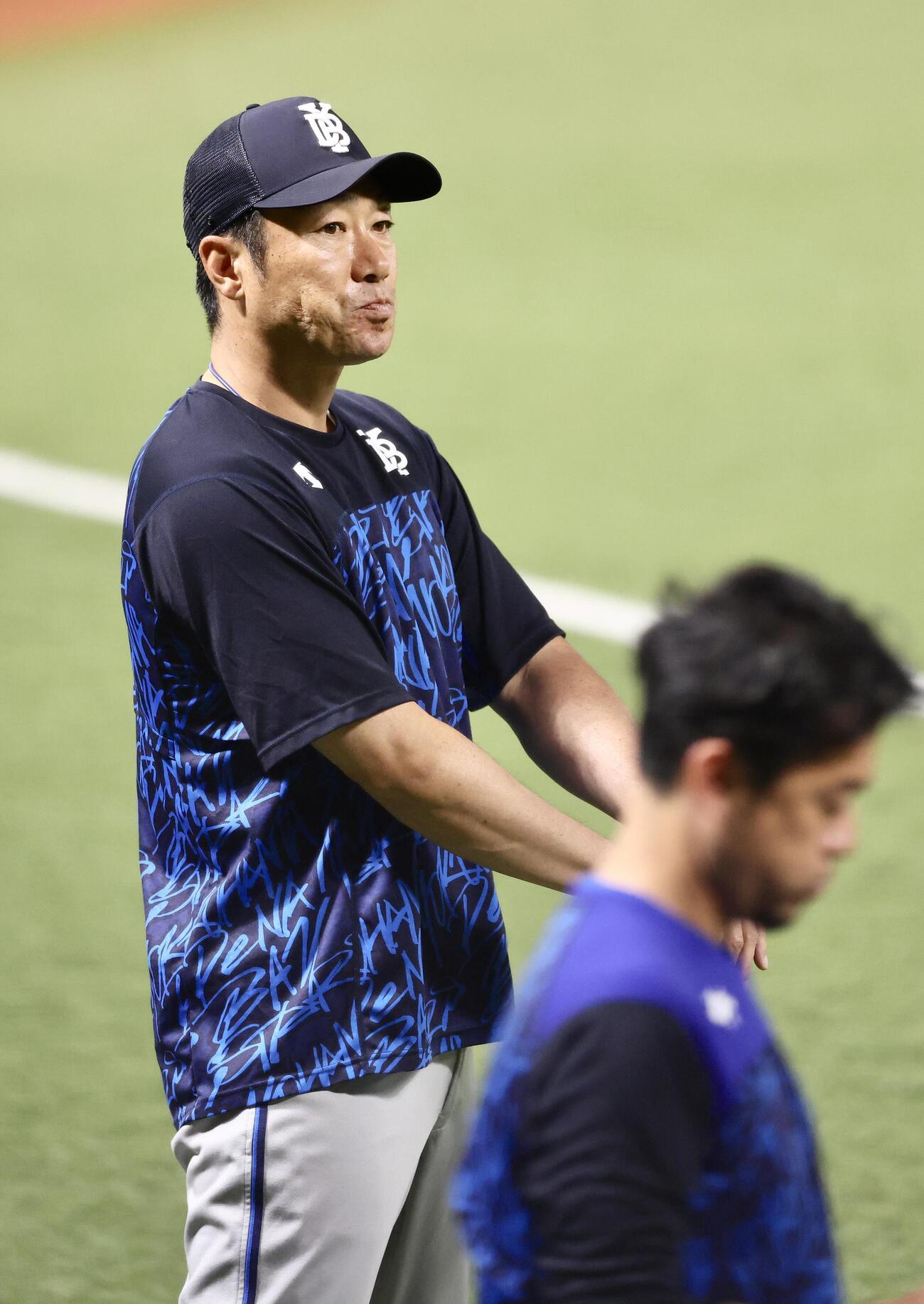 ソフトバンク対DeNA　試合前、練習を見守るDeNA相川亮二監督（撮影・河田真司）