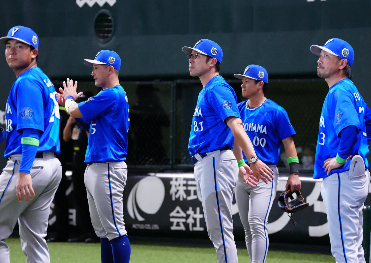 ソフトバンク対DeNA　サヨナラ負けを喫し、選手たちを迎えるDeNA相川亮二監督（中央）（撮影・江口和貴）