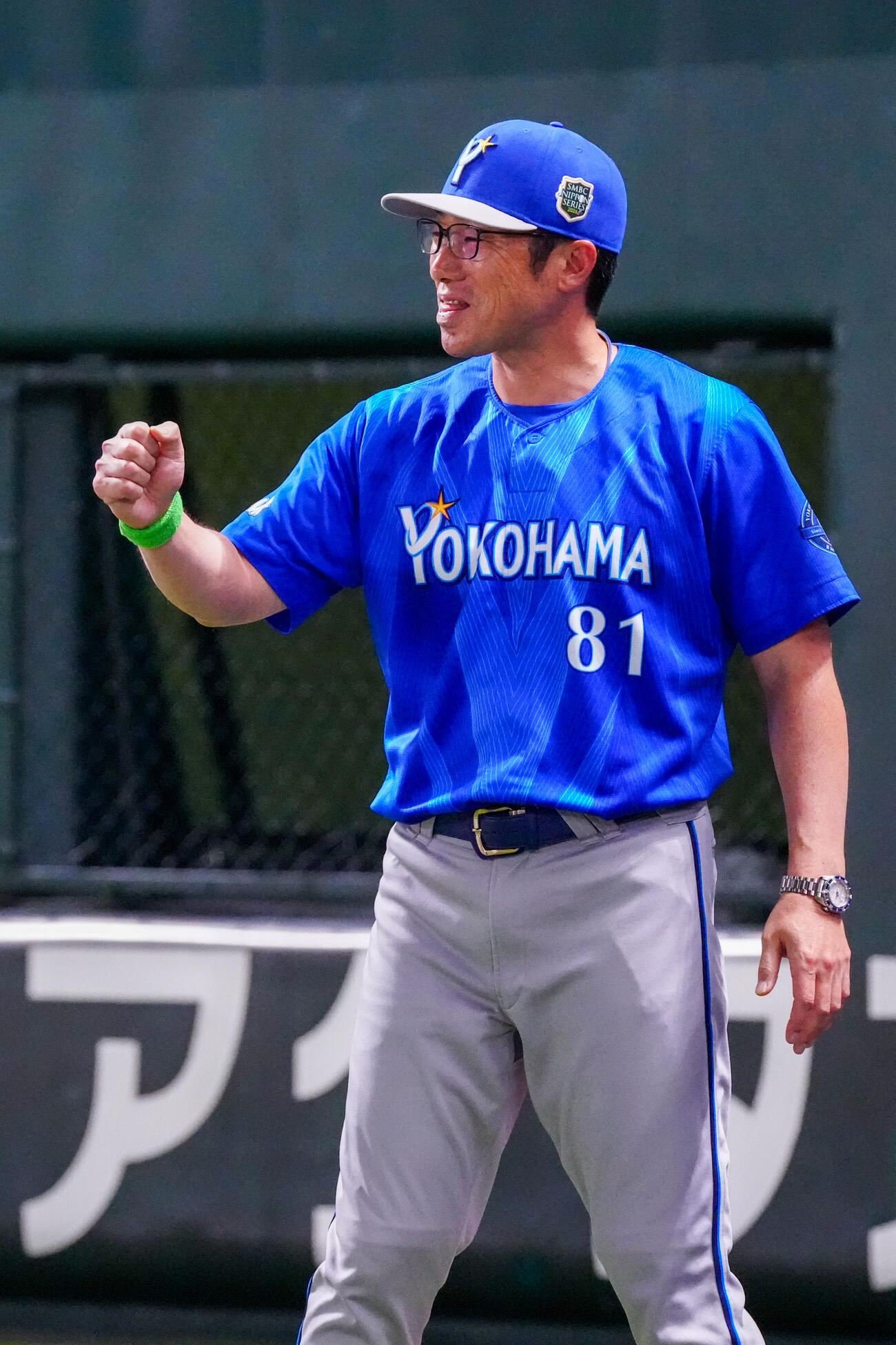 ソフトバンク対DeNA 8回裏終了後、選手たちを出迎えるDeNA相川亮二監督（撮影・江口和貴）