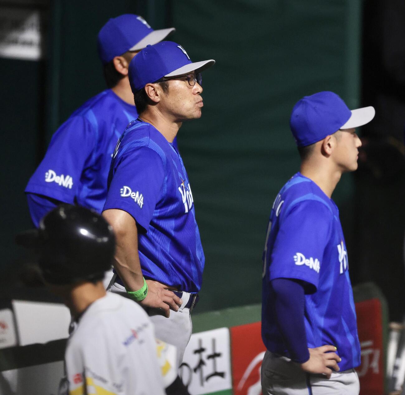 ソフトバンク対DeNA　ソフトバンクに敗れ浮かない表情を見せる相川亮二監督（撮影・河田真司）