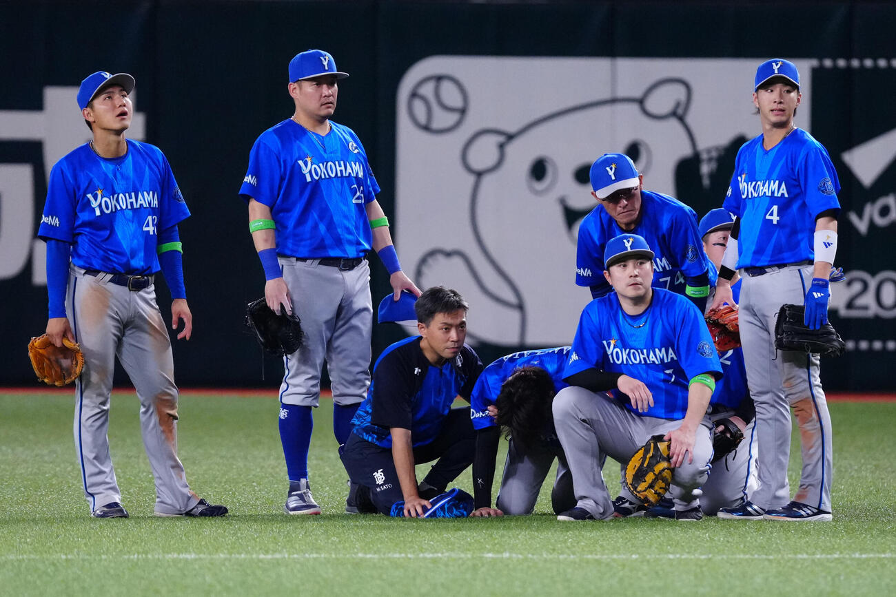 ソフトバンク対DeNA 9回裏、負傷したDeNA右翼手の神里和毅（左から4人目）（撮影・江口和貴）