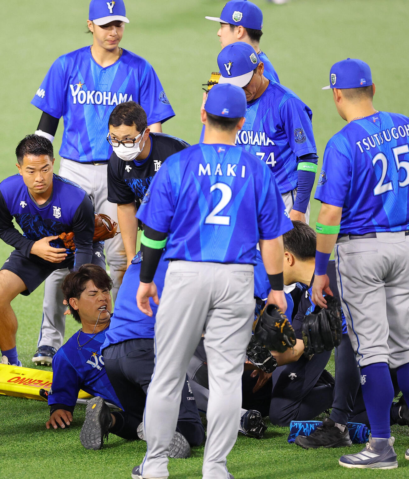 ソフトバンク対DeNA 9回裏ソフトバンク2死二塁、神里和毅（左下）は負傷退場する（撮影・上田博志）