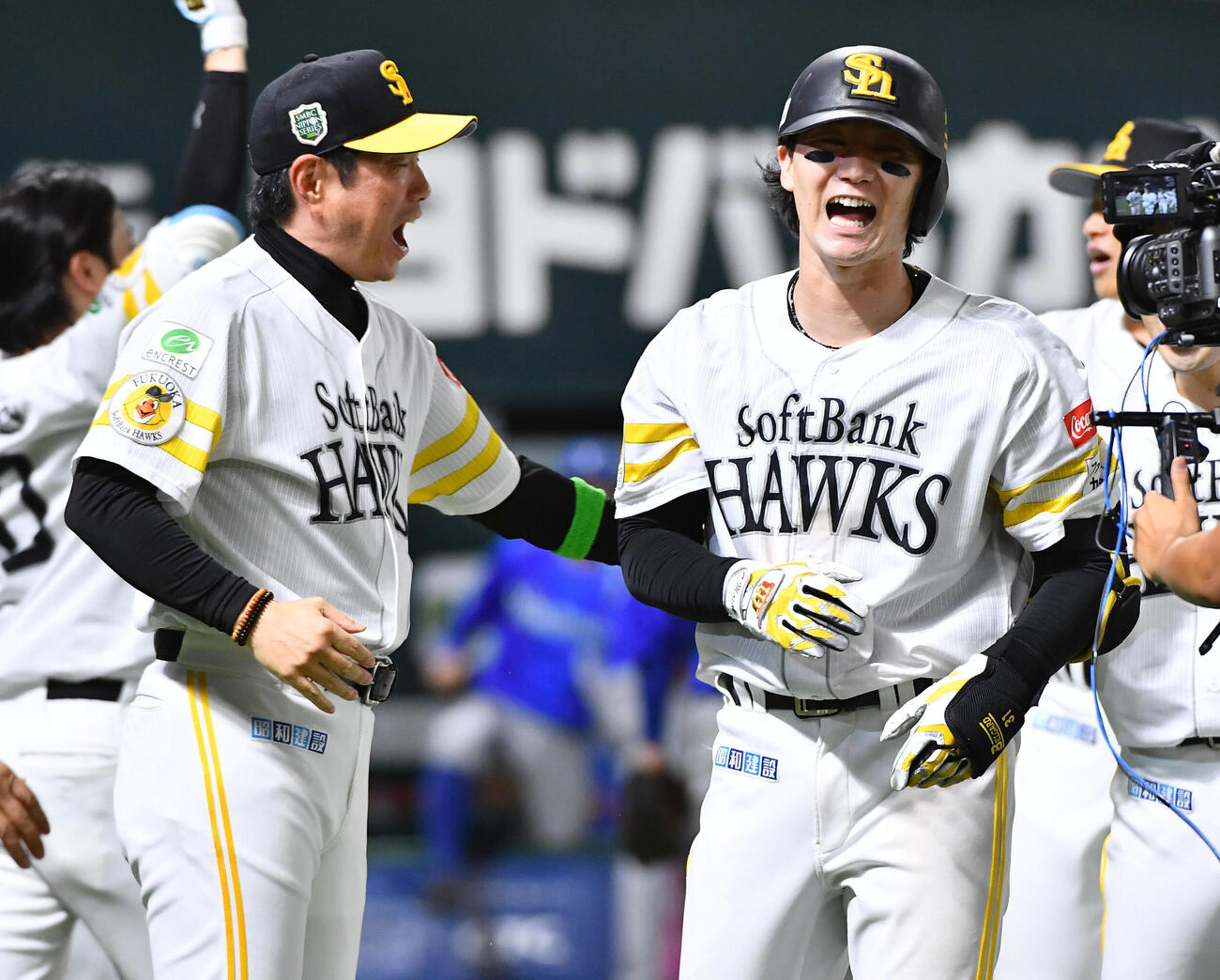 ソフトバンク対DeNA 10回裏ソフトバンク1死、サヨナラ本塁打を放った正木智也（右）をたたえる小久保裕紀監督（撮影・岩下翔太）