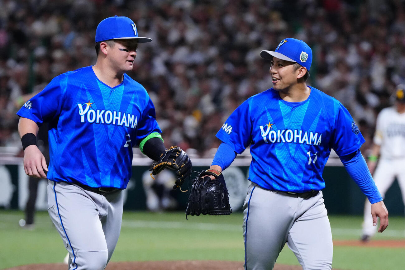ソフトバンク対DeNA 4回裏終了後、タッチを交わすDeNA先発の東克樹（右）と二塁手牧秀悟（撮影・江口和貴）