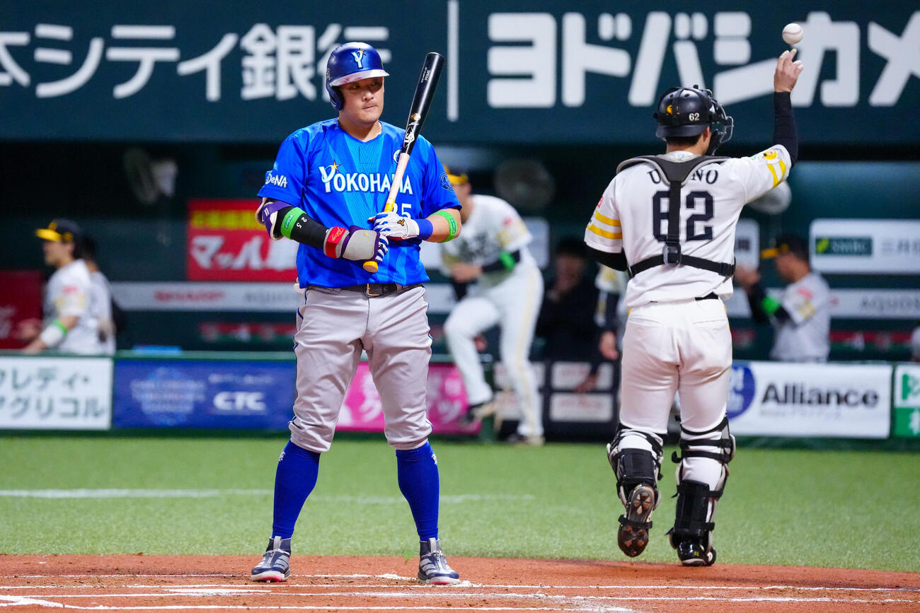 ソフトバンク対DeNA 1回表DeNA2死二塁、見逃し三振に倒れた筒香嘉智（撮影・江口和貴）