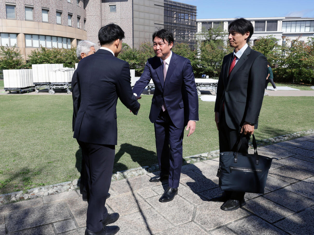 指名挨拶に訪れた広島新井貴浩監督（中央）を出迎える立命大・西野啓也（撮影・宮崎幸一）