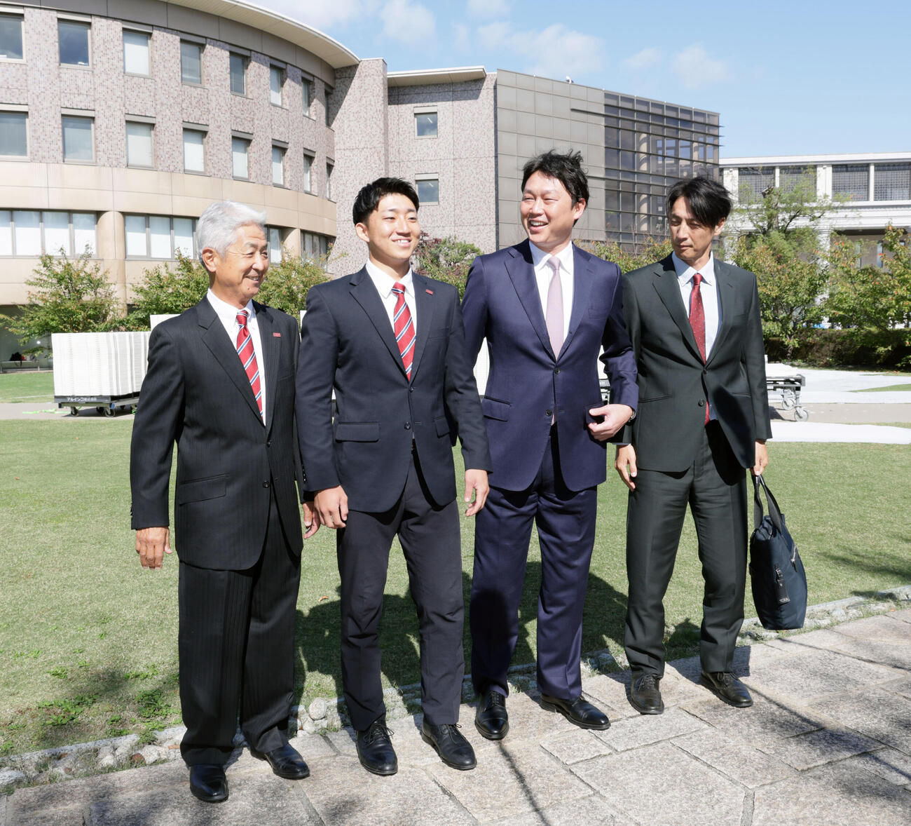 指名挨拶に訪れた広島新井貴浩監督（中央右）を出迎えた立命大・西野啓也（同左）ら（撮影・宮崎幸一）