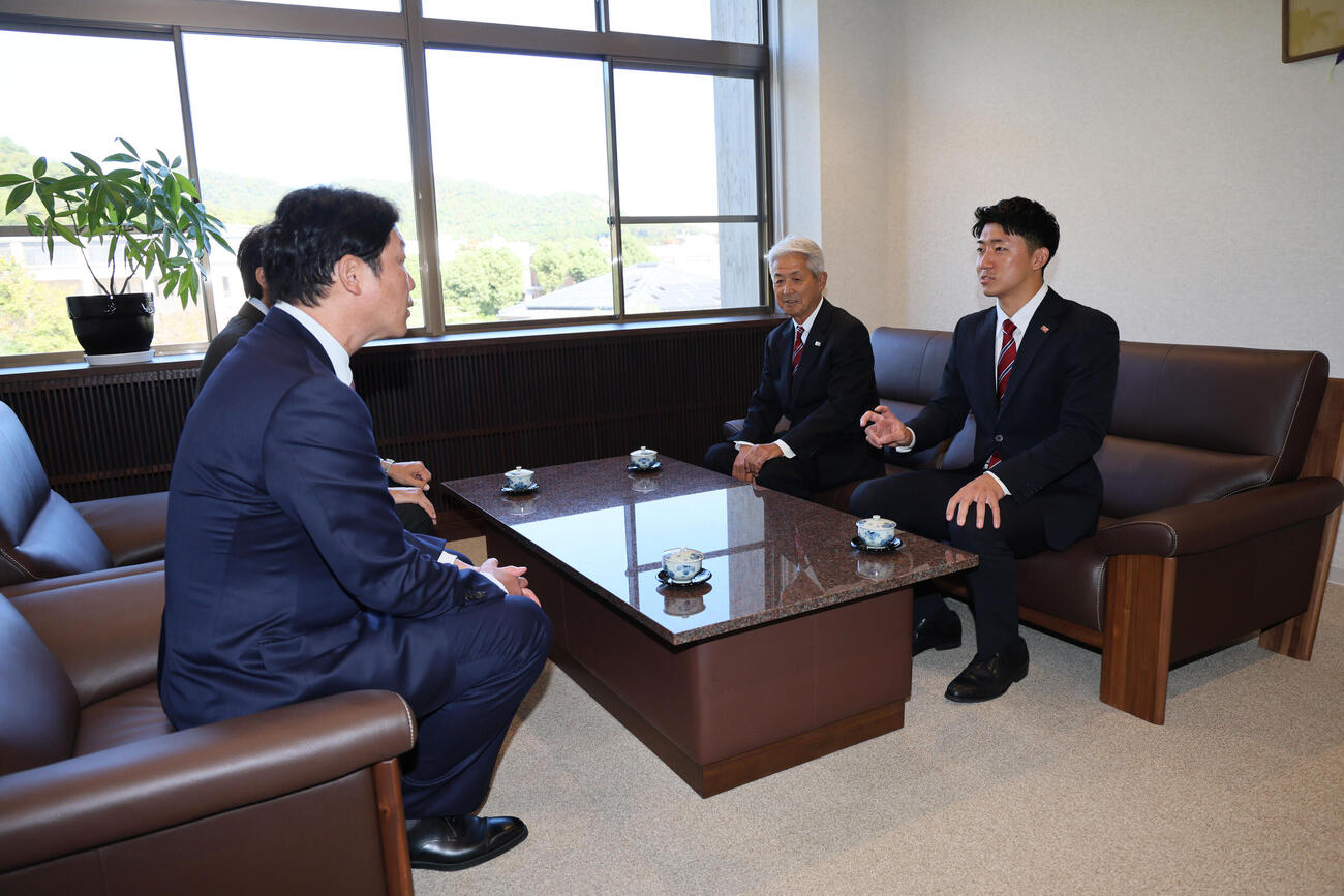 広島新井貴浩監督（左）の指名挨拶を受ける立命大・西野啓也（右）（撮影・宮崎幸一）