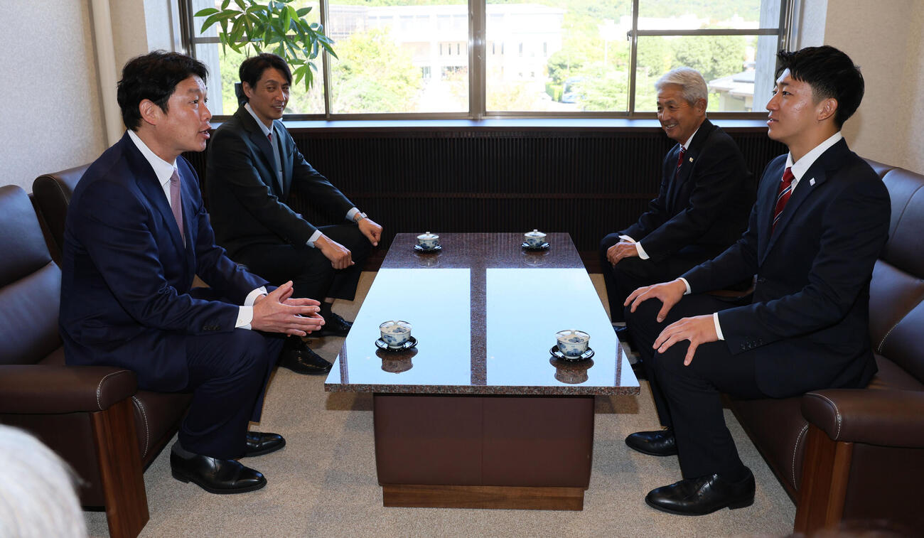 広島新井貴浩監督（左）の指名挨拶を受ける立命大・西野啓也（右）（撮影・宮崎幸一）