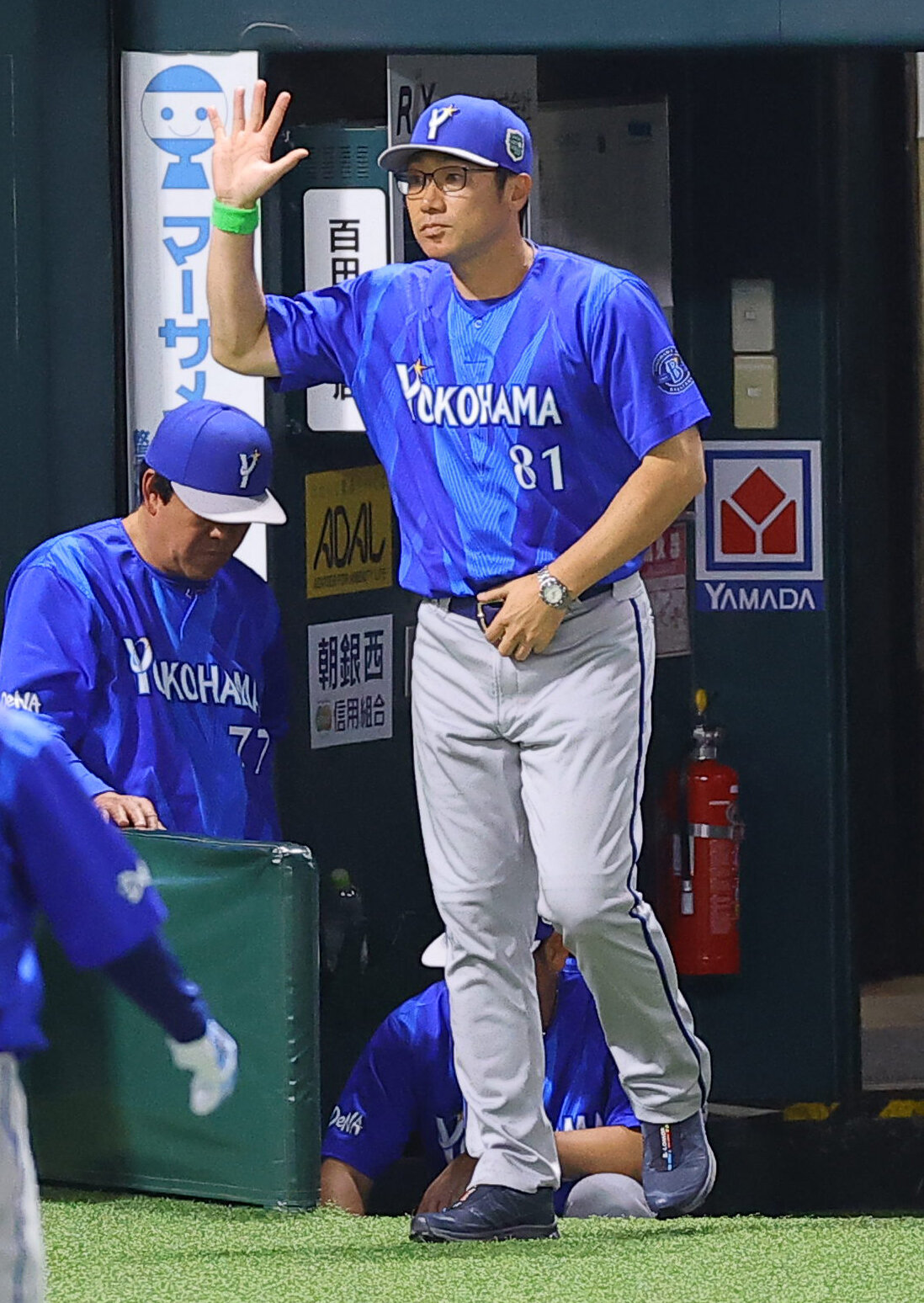 2026年10月27日、ソフトバンク対DeNA　選手交代を告げる相川亮二監督