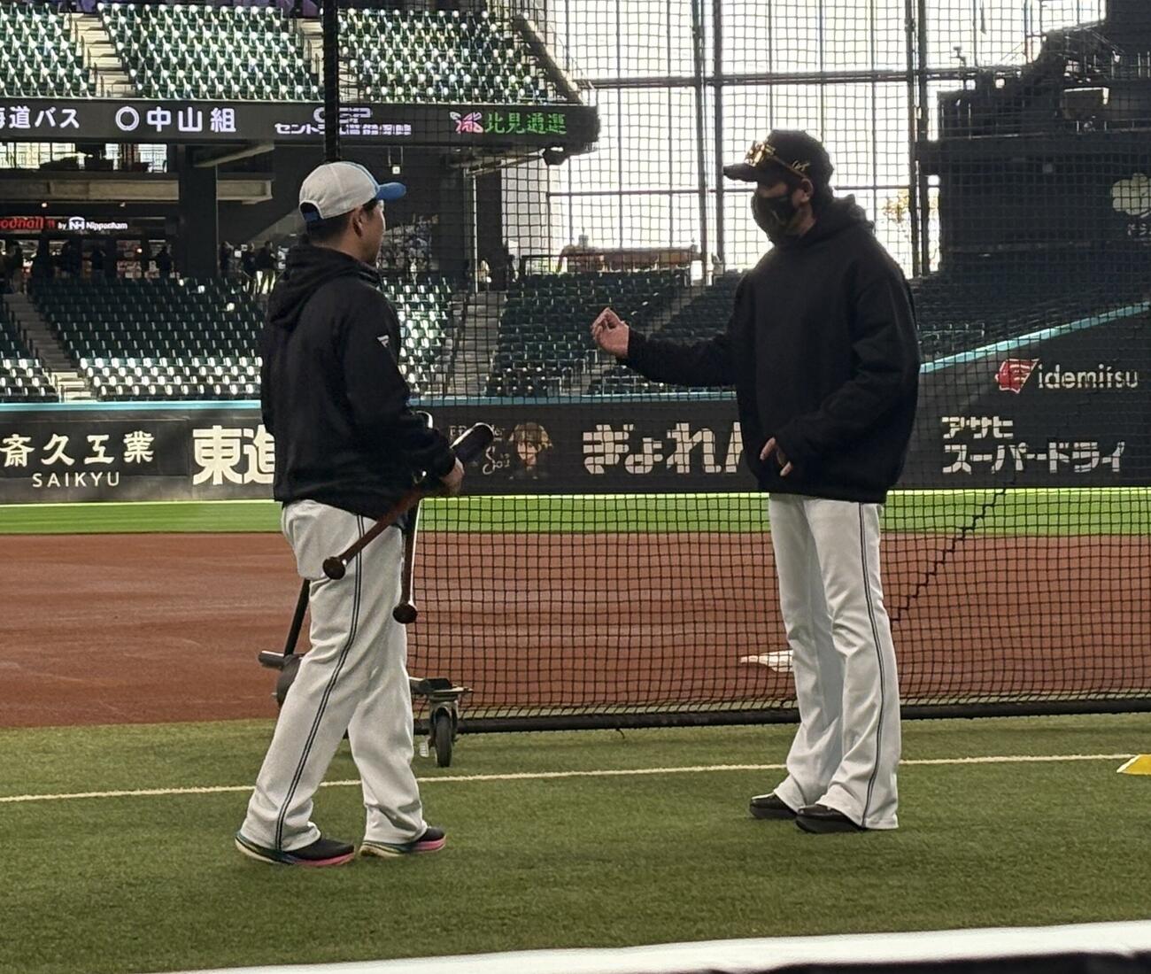 横尾打撃コーチと話す日本ハム新庄監督