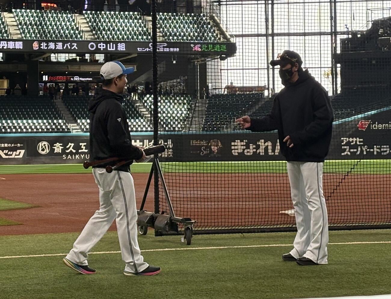 バットを持つ横尾コーチと話す日本ハム新庄監督（右）