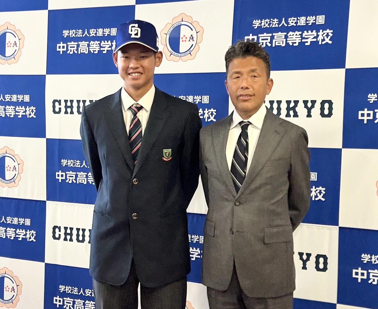 指名あいさつを受けた中日ドラフト4位の中京・鈴木悠悟内野手（左）と熊崎誠也担当スカウト
