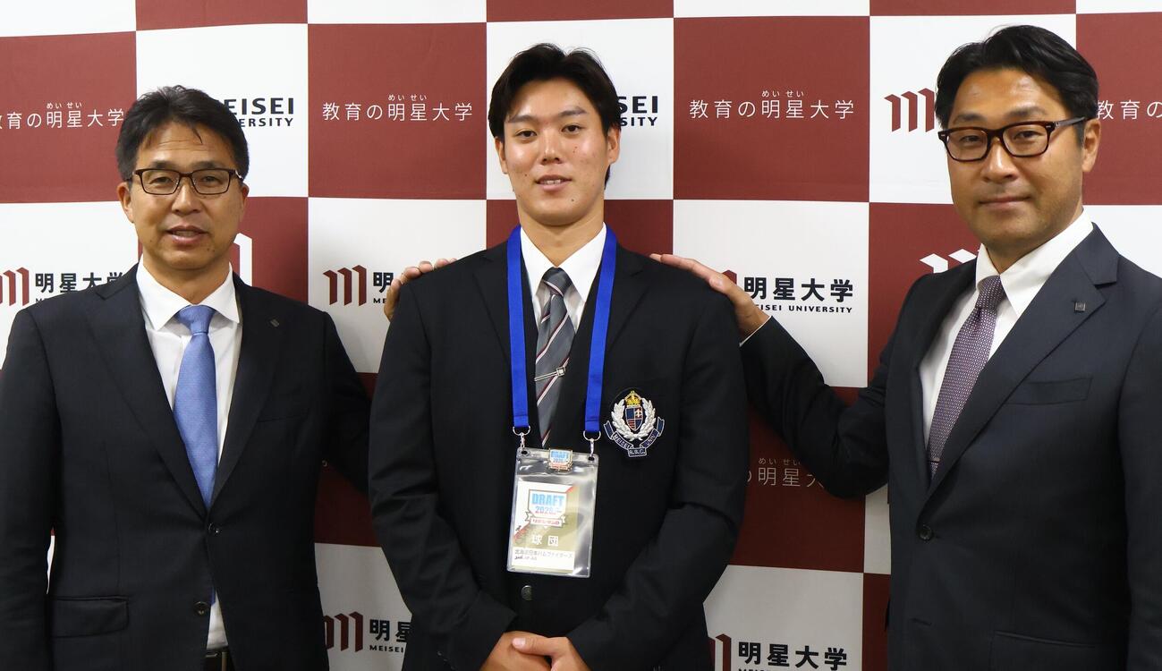 指名あいさつを受けた明星大・加藤宇（中央）と日本ハム・大渕隆スカウト部長（左）、担当の伊藤剛スカウト