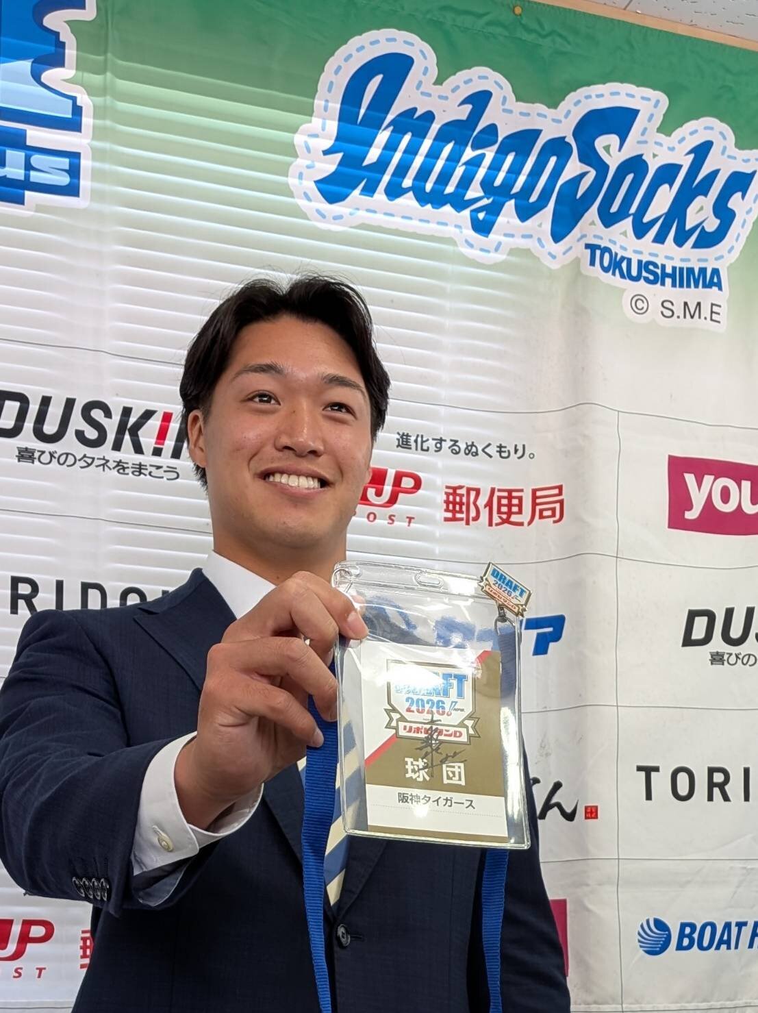 指名あいさつで笑顔を見せる阪神7位指名の石井康輝（撮影・柏原誠）
