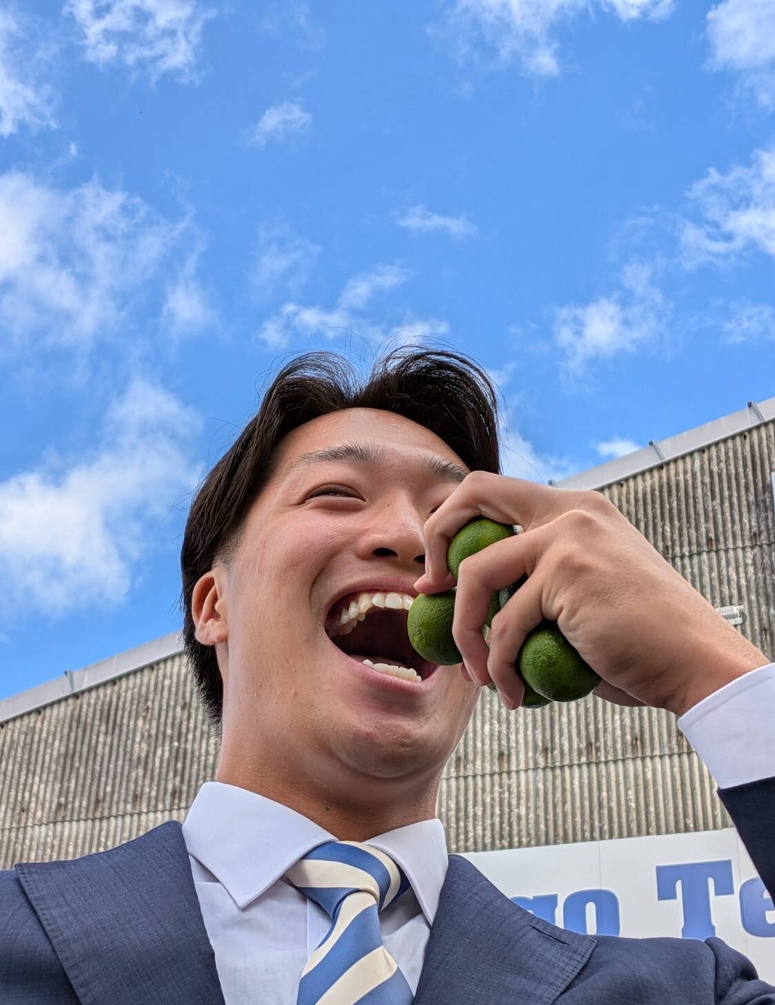徳島名産のすだちを手に笑顔の阪神7位指名・石井康輝（撮影・柏原誠）
