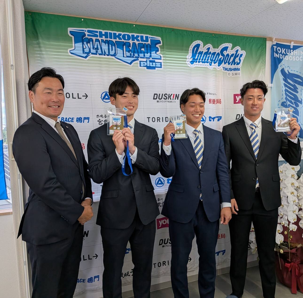 阪神指名あいさつで写真におさまる四国IL徳島のトリオ。左から筒井スカウト、荒木、石井康、山下（撮影・柏原誠）
