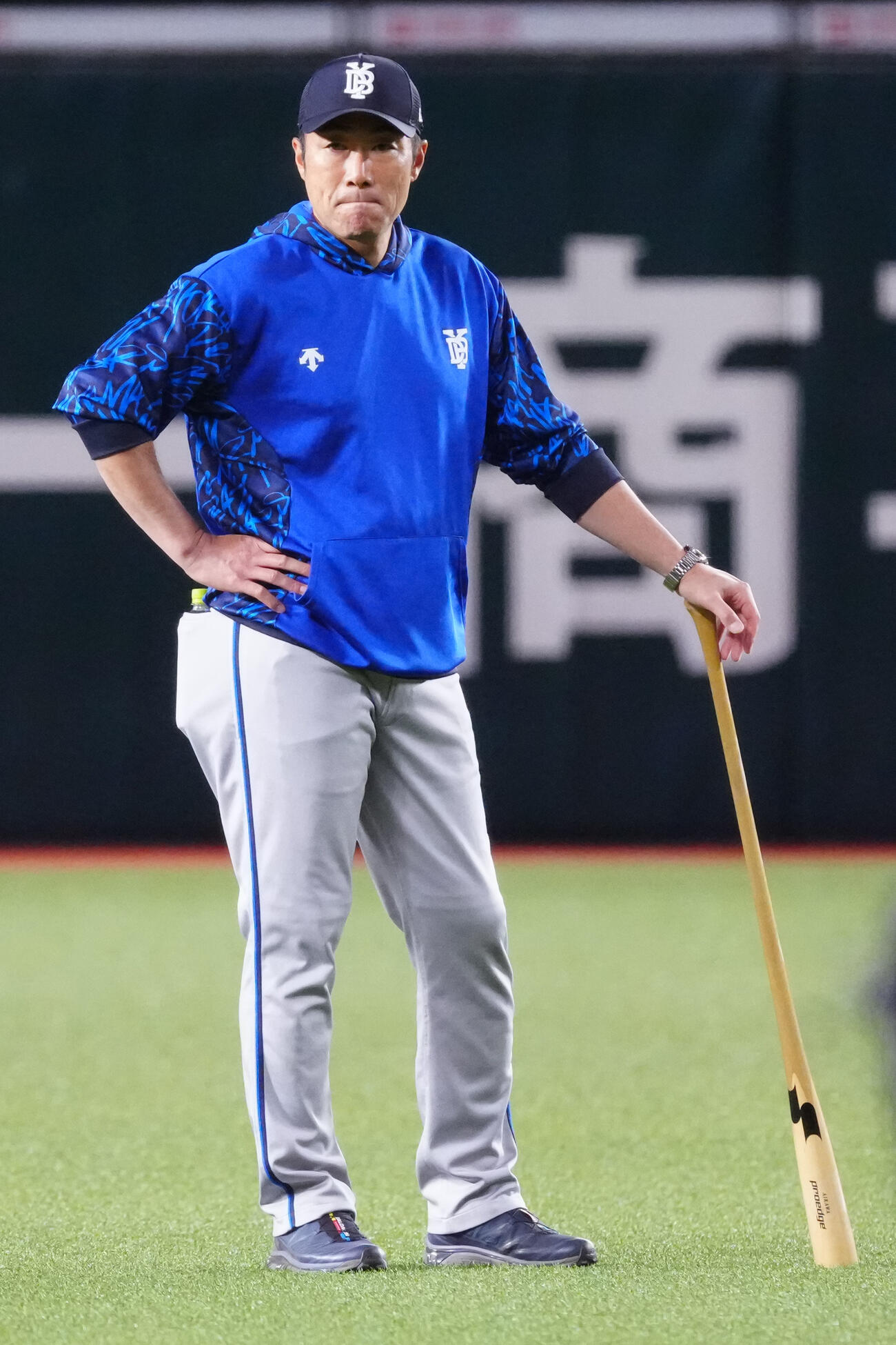 ソフトバンク対DeNA　試合前練習を見つめるDeNA相川亮二監督（撮影・江口和貴）