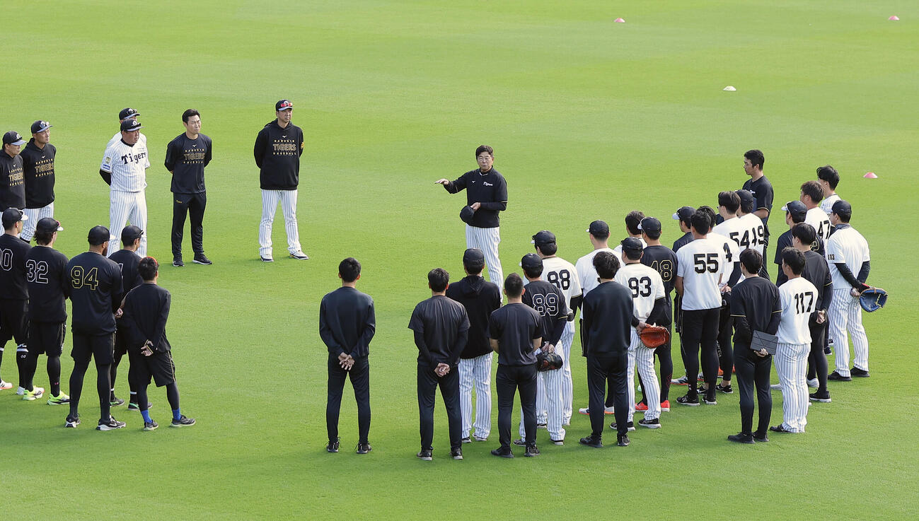 練習前、選手らに話をする阪神平田勝男新ヘッドコーチ（中央）（撮影・前田充）