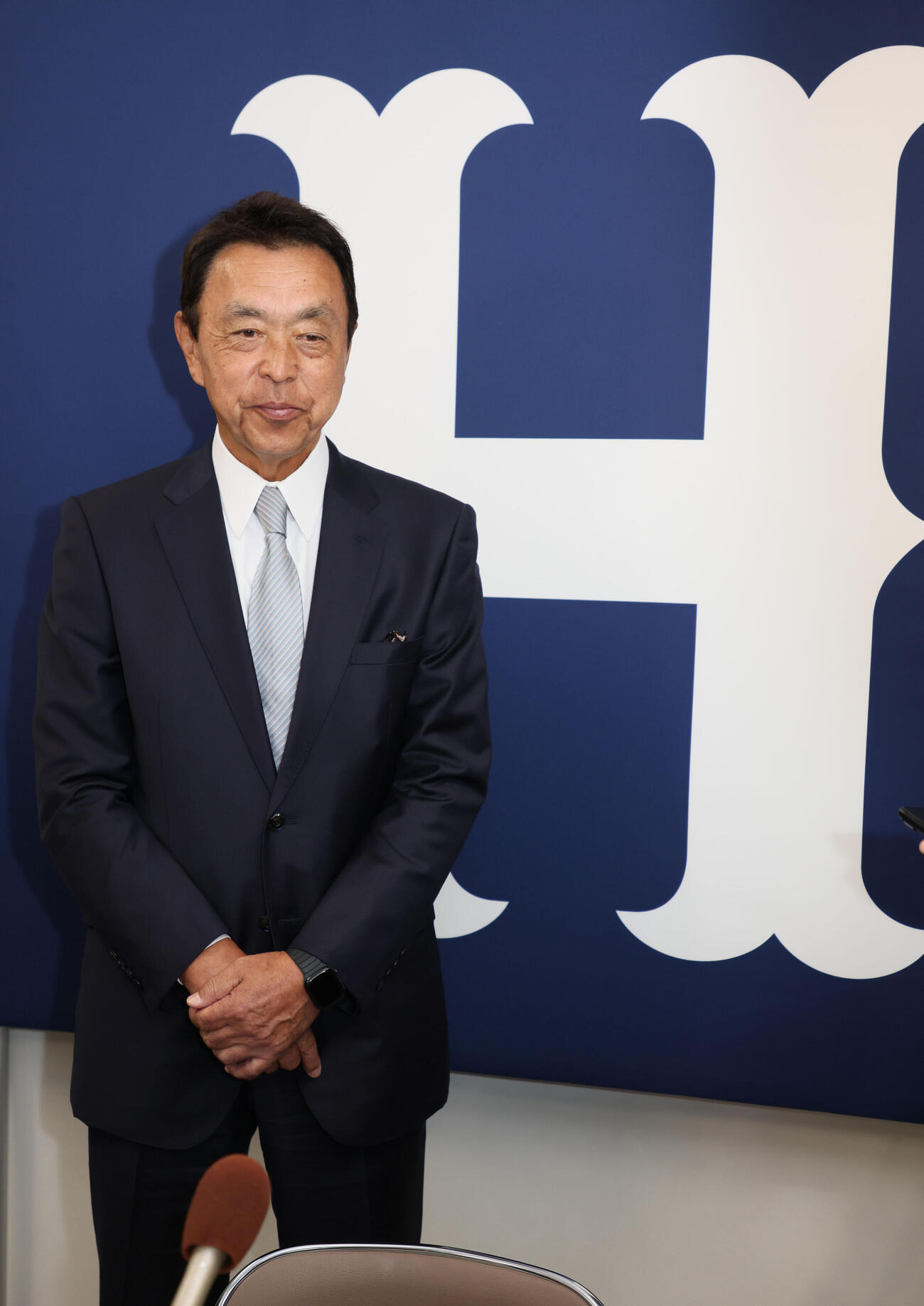 広島の球団副本部長就任会見後、囲み取材に応じる小川淳司氏（撮影・加藤孝規）