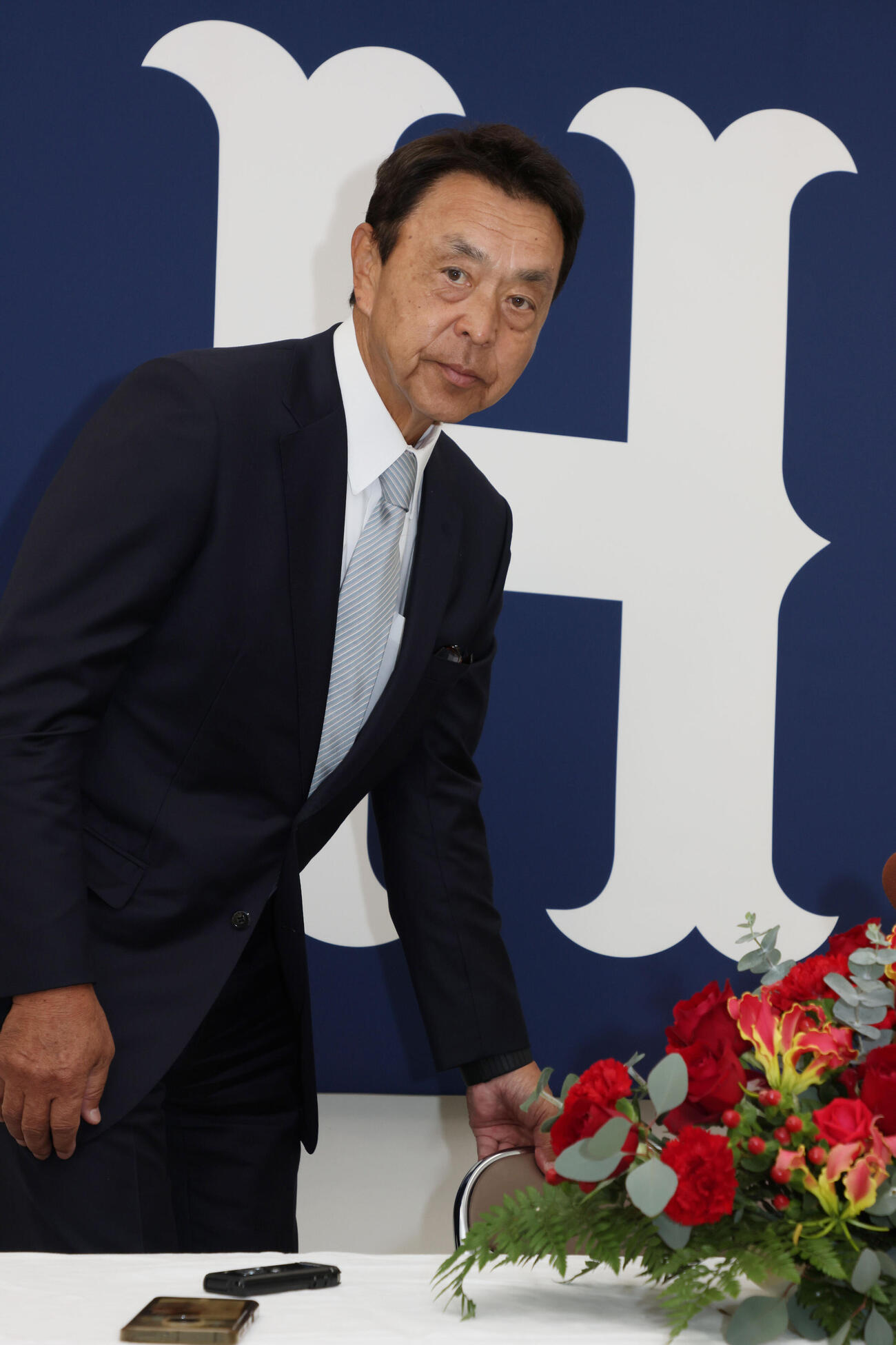 広島の球団副本部長就任が決まり会見にのぞむ小川淳司氏（撮影・加藤孝規）