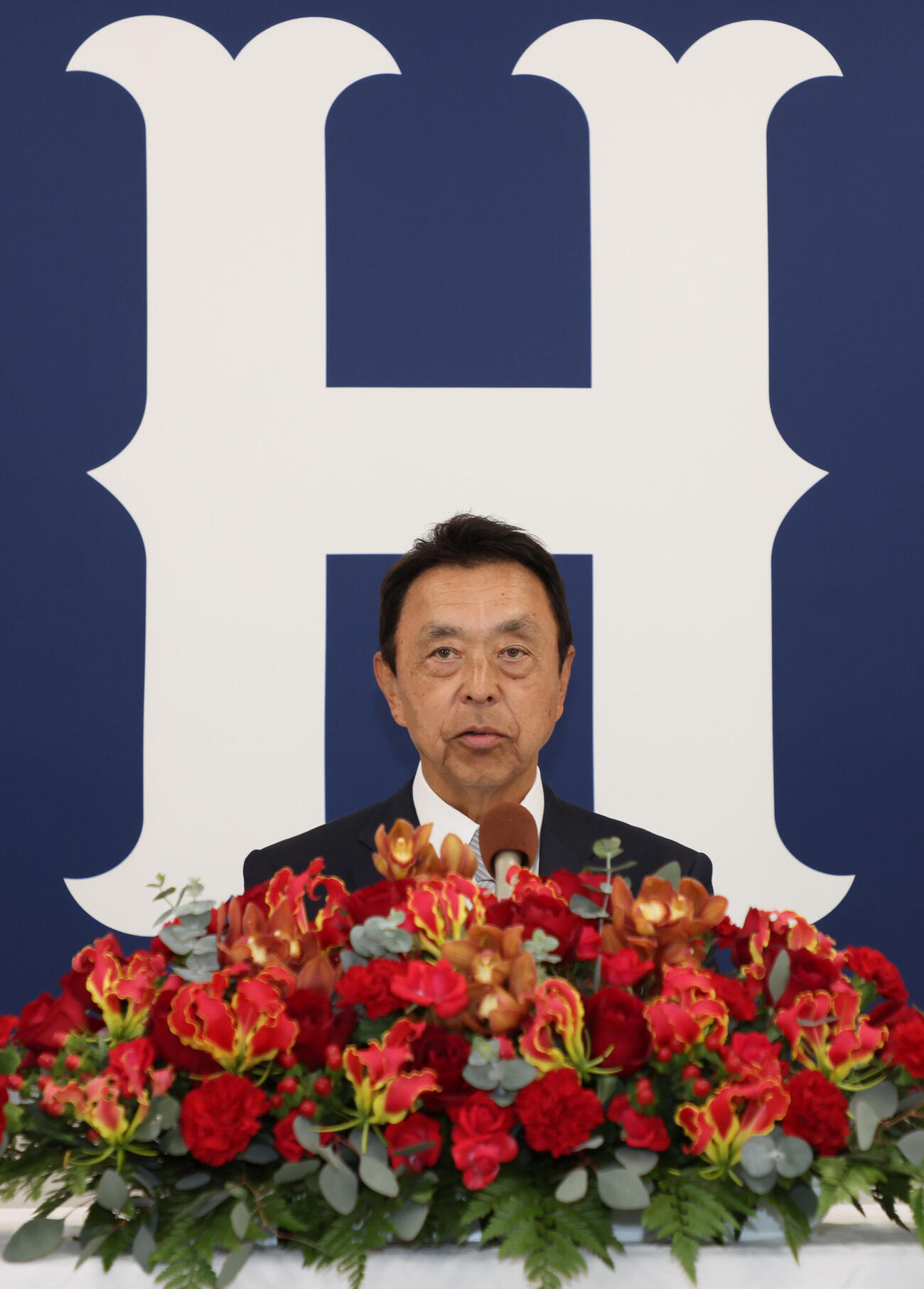 広島の球団副本部長就任が決まり会見する小川淳司氏（撮影・加藤孝規）