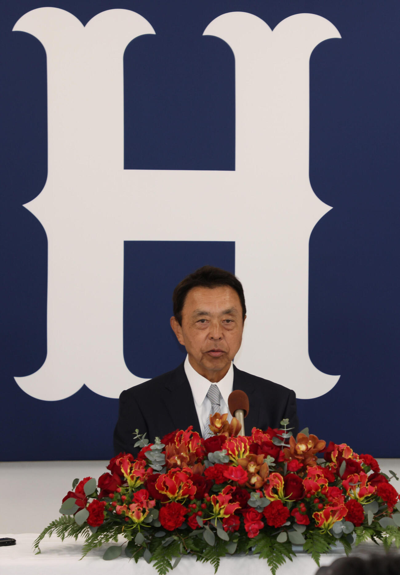 広島の球団副本部長就任が決まり会見する小川淳司氏（撮影・加藤孝規）