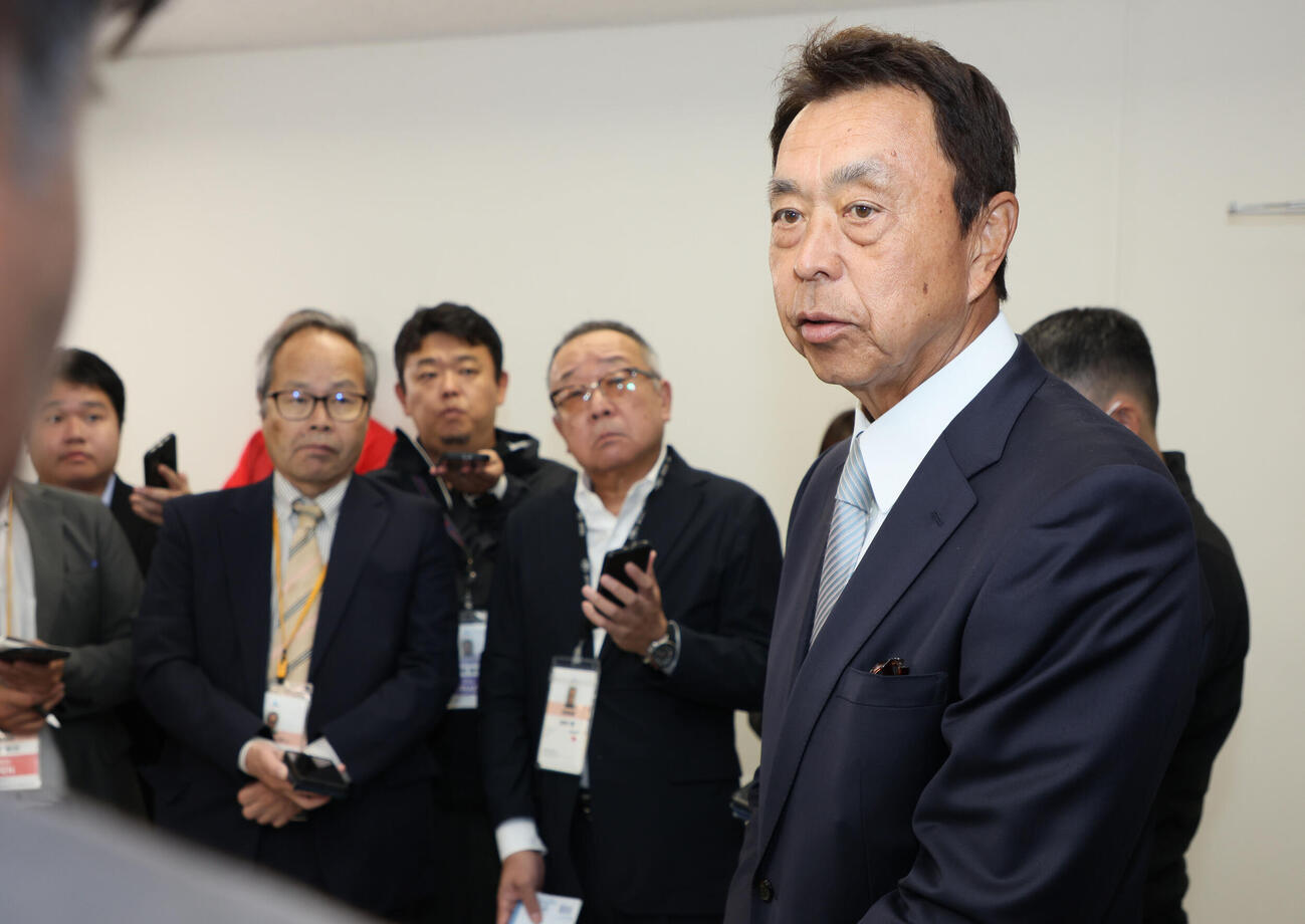広島の球団副本部長就任会見後、囲み取材に応じる小川淳司氏（撮影・加藤孝規）