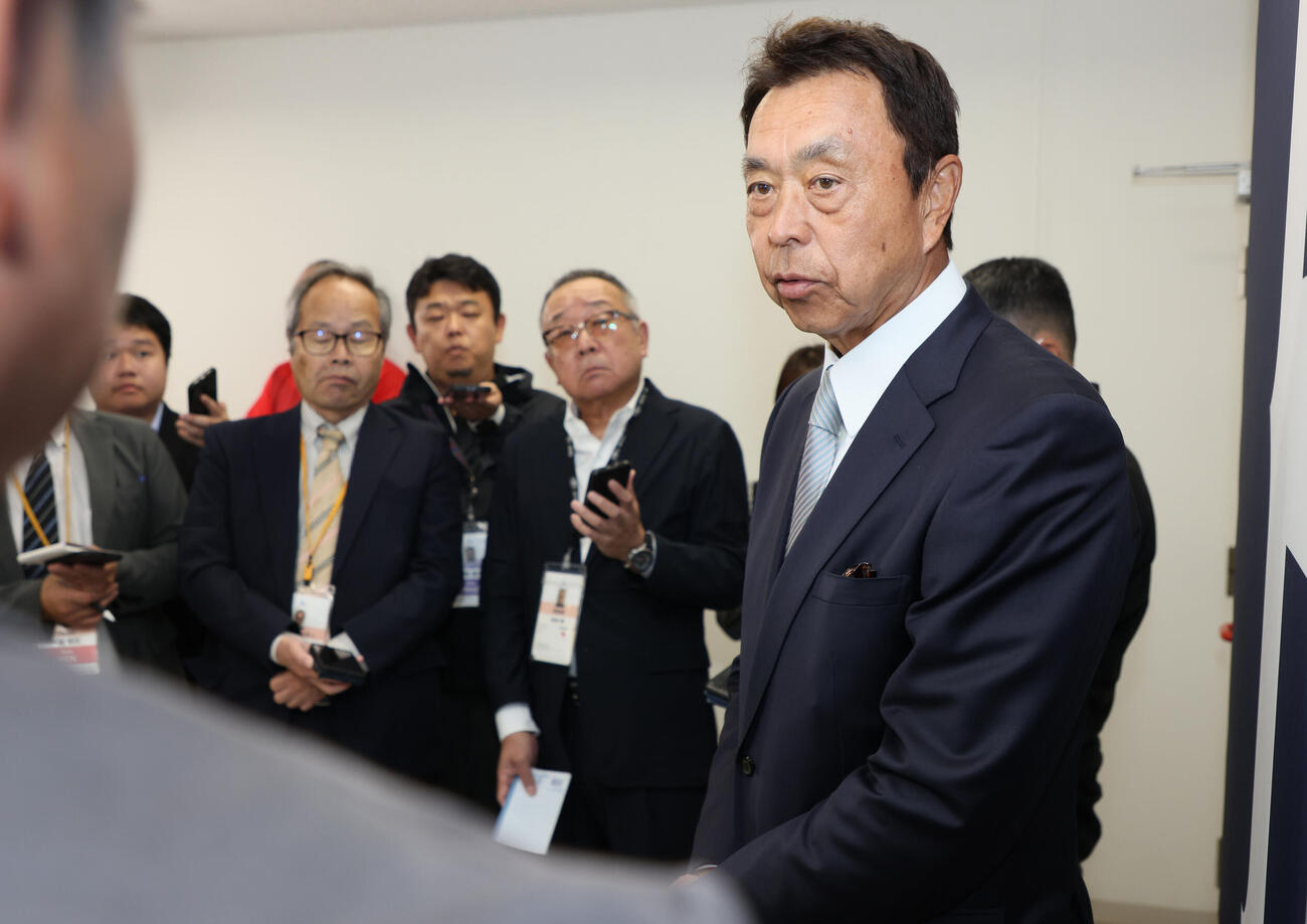 広島の球団副本部長就任会見後、囲み取材に応じる小川淳司氏（撮影・加藤孝規）
