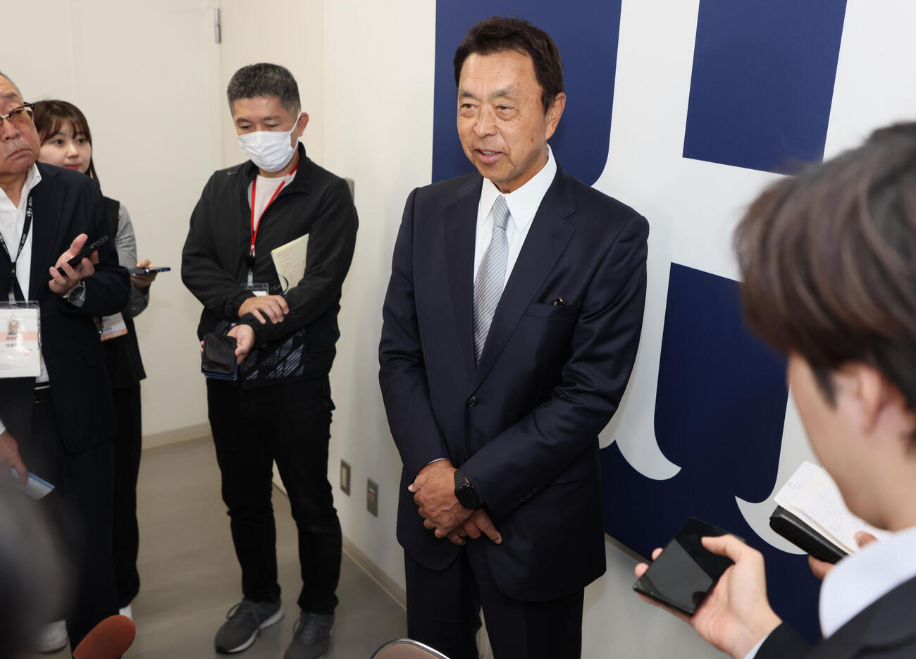 広島の球団副本部長就任会見後、囲み取材に応じる小川淳司氏（撮影・加藤孝規）