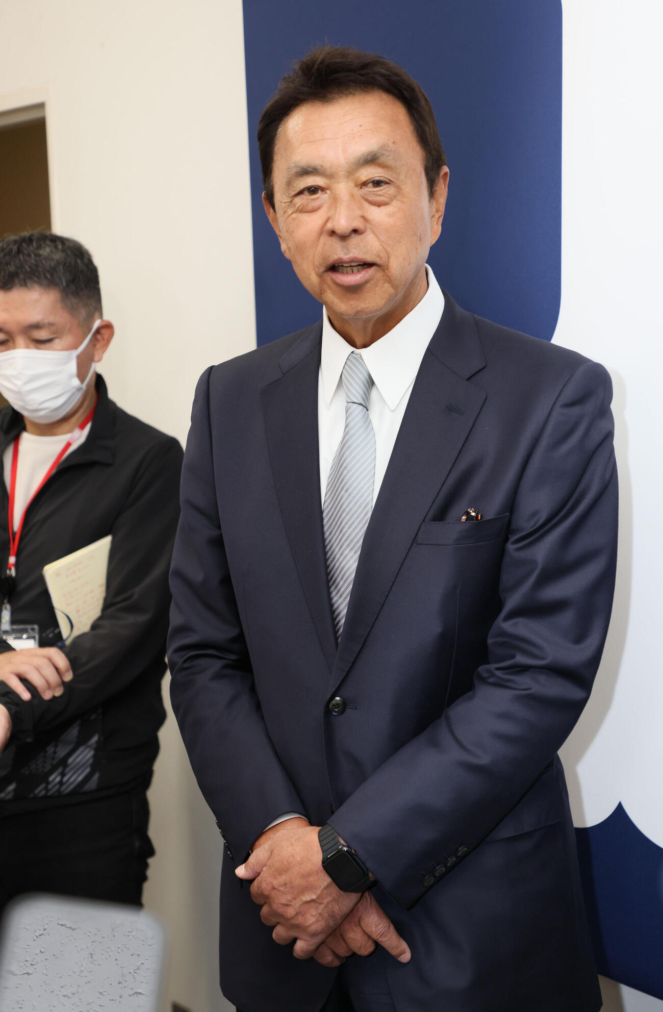 広島の球団副本部長就任会見後、囲み取材に応じる小川淳司氏（撮影・加藤孝規）