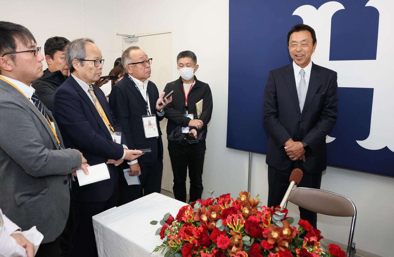 広島の球団副本部長就任会見後、囲み取材に応じる小川淳司氏（撮影・加藤孝規）