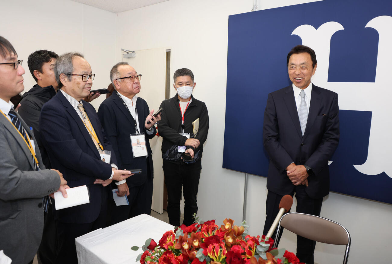広島の球団副本部長就任会見後、囲み取材に応じる小川淳司氏（撮影・加藤孝規）